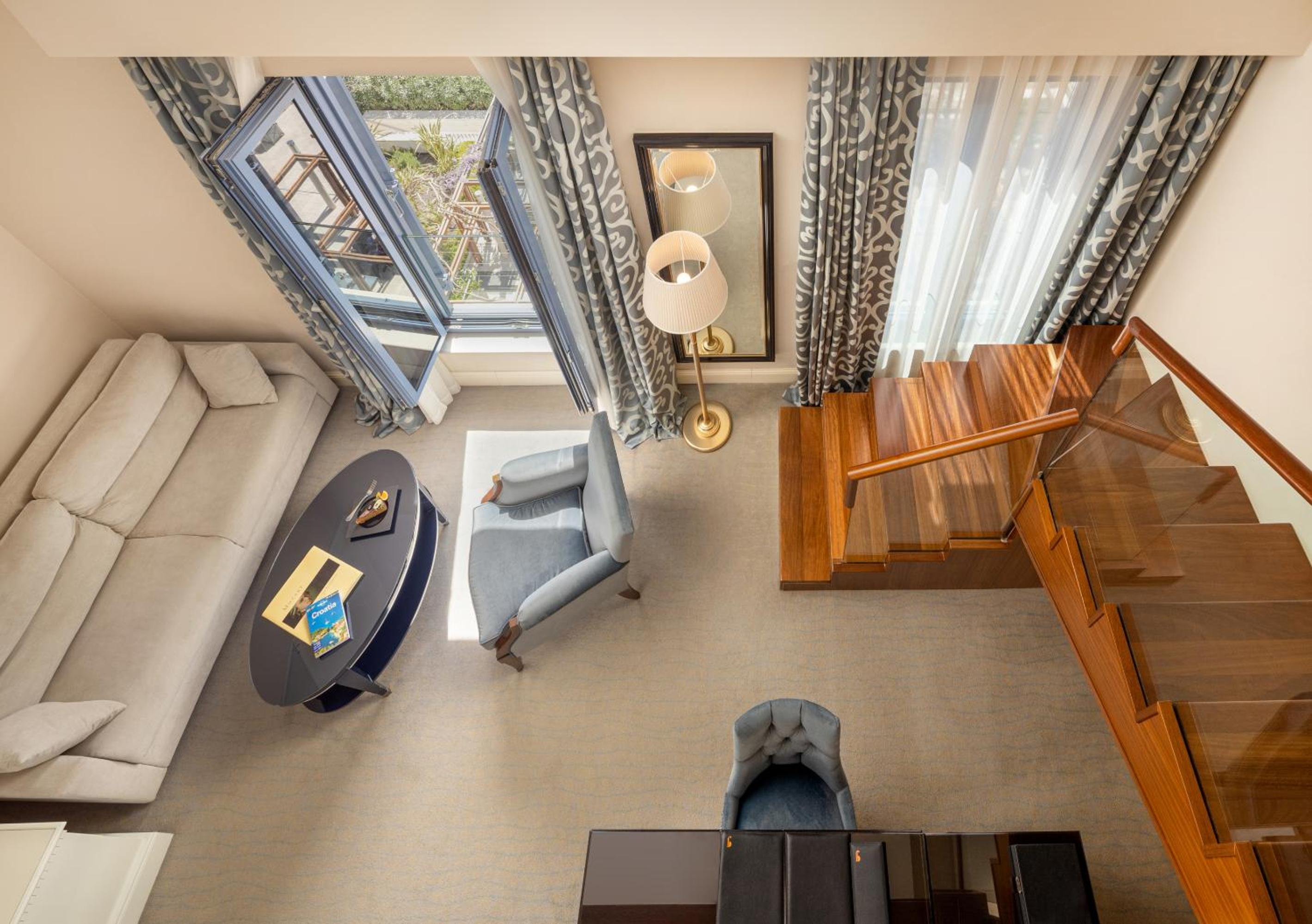 Deluxe Double Room with Sea View - Photo 12