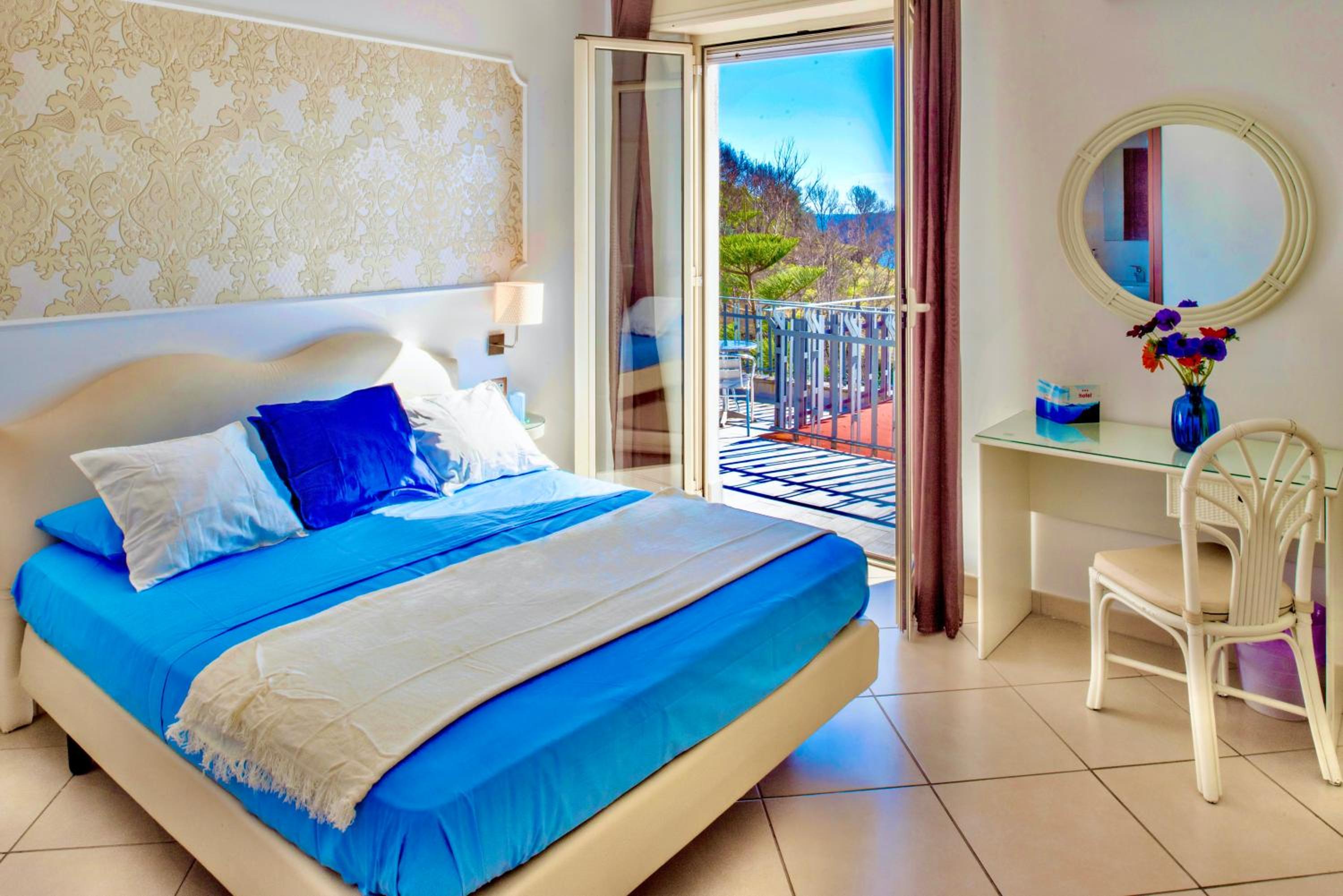 Double Room with Sea View - Photo 6