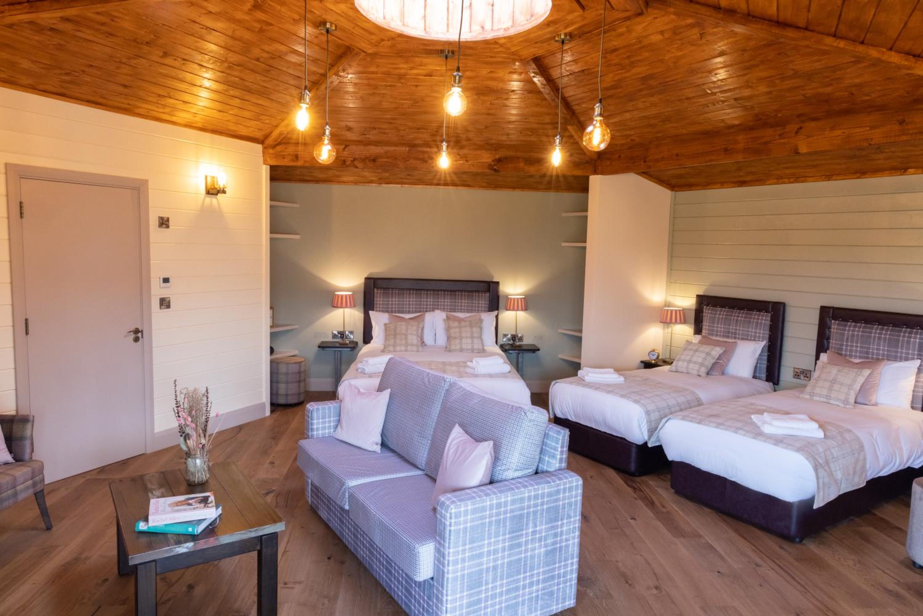 Two Bedroom Family Cabin  - Photo 12