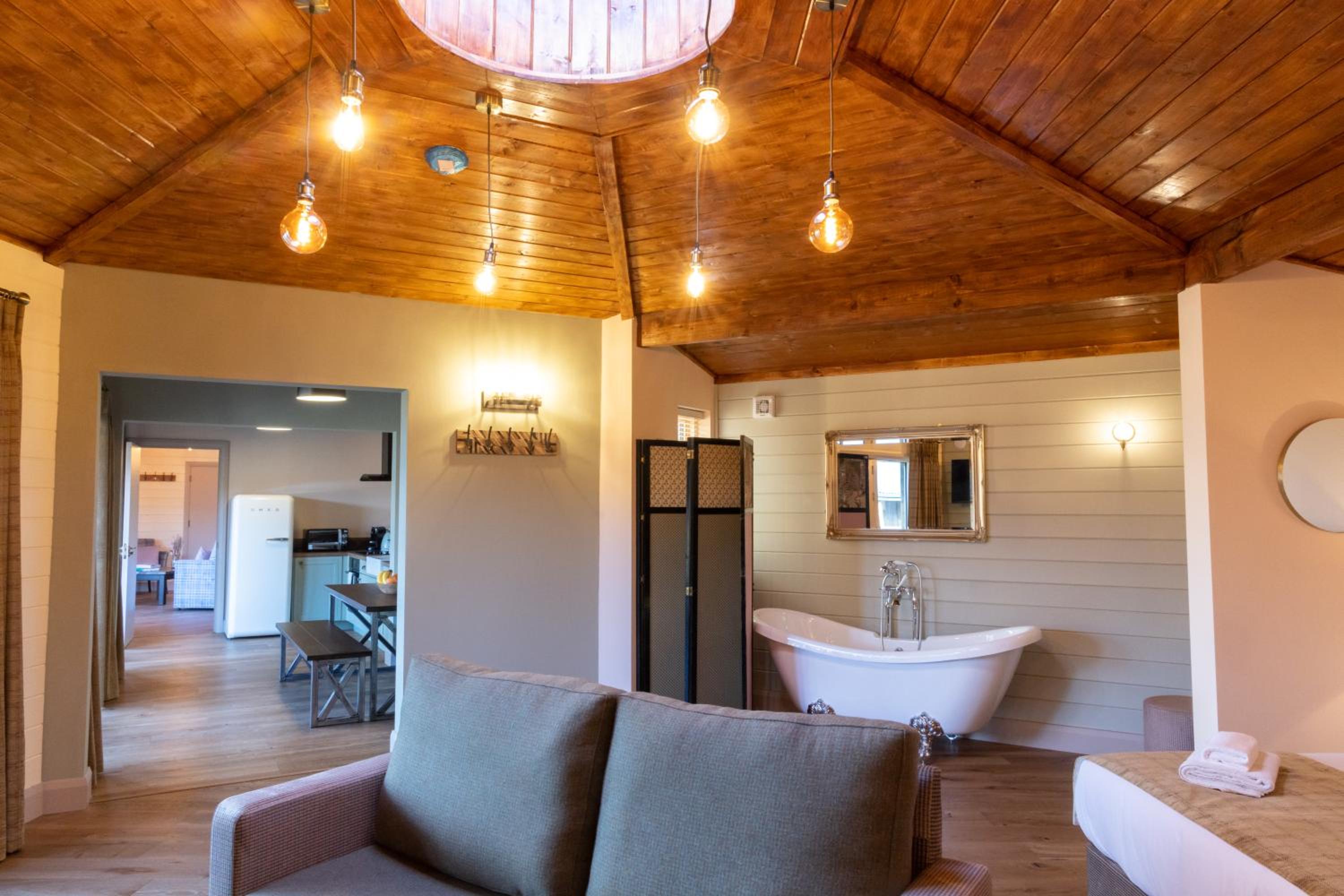 Two Bedroom Family Cabin  - Photo 2