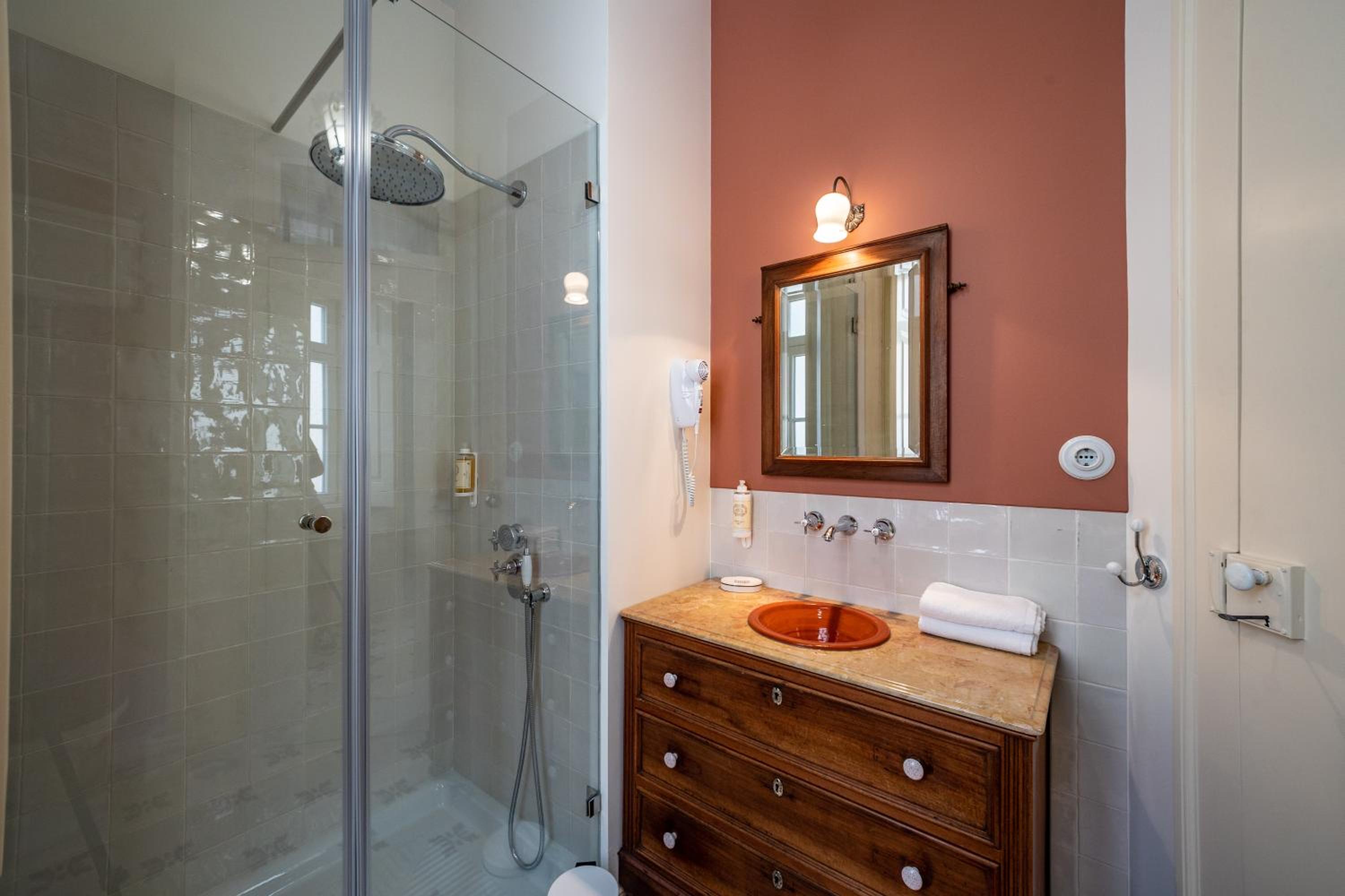 Standard Suite - Photo 4