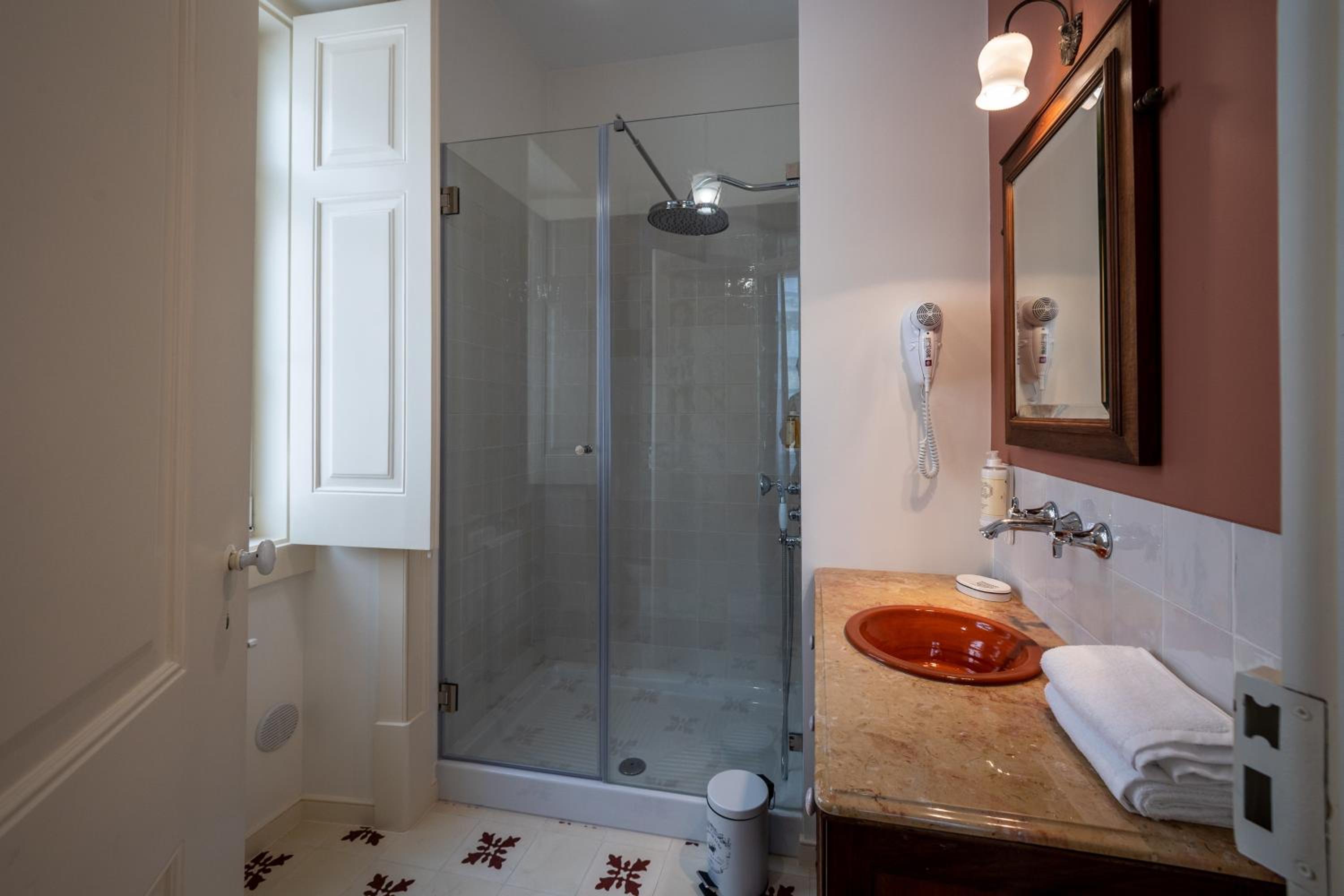 Standard Suite - Photo 2