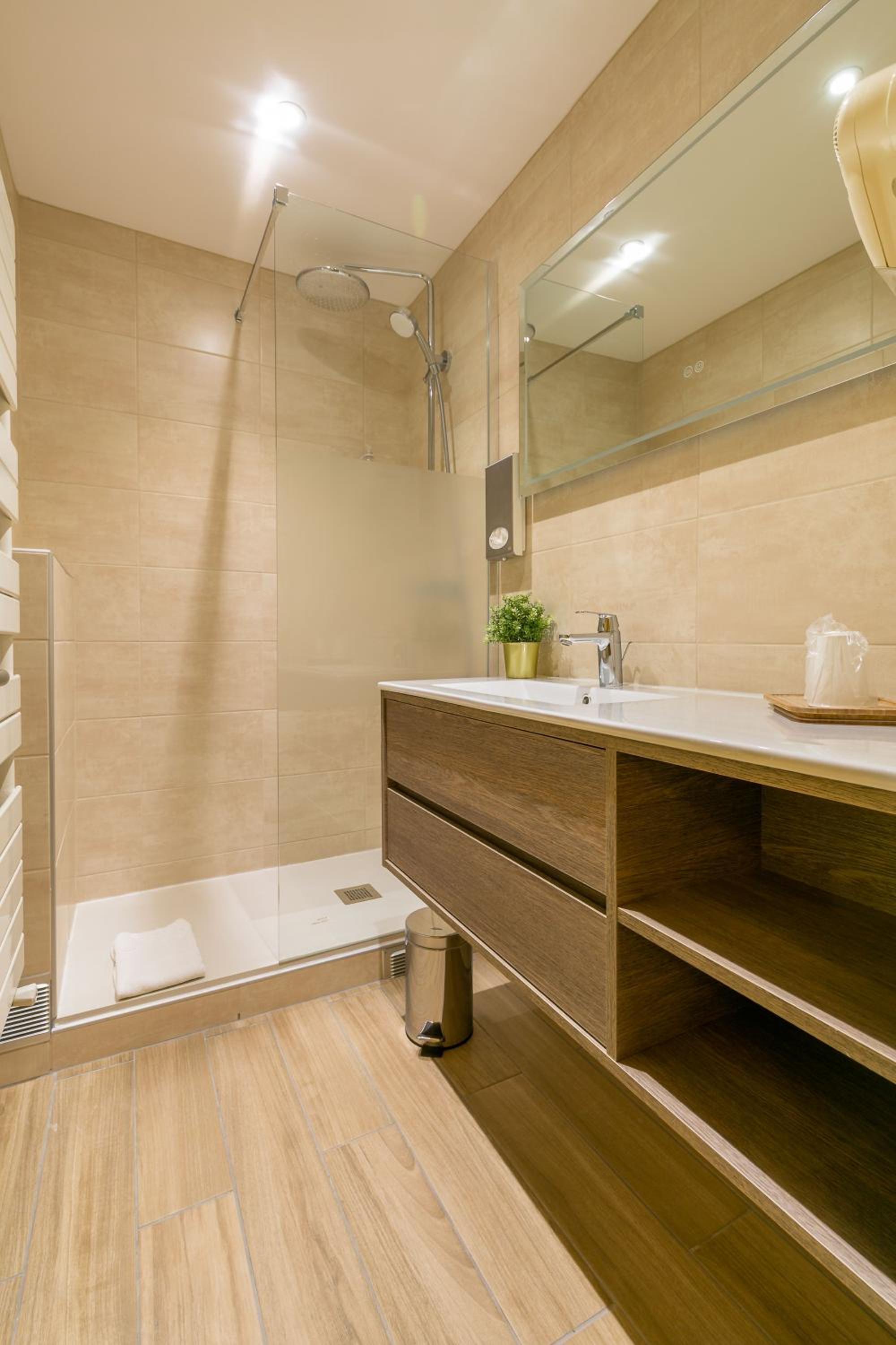 Queen-Size Superior Double Room - Photo 2