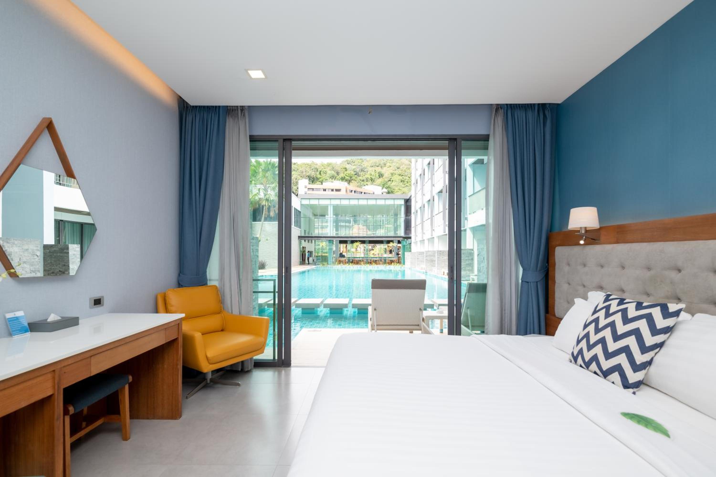 Deluxe Double Room with Pool Access - Photo 8