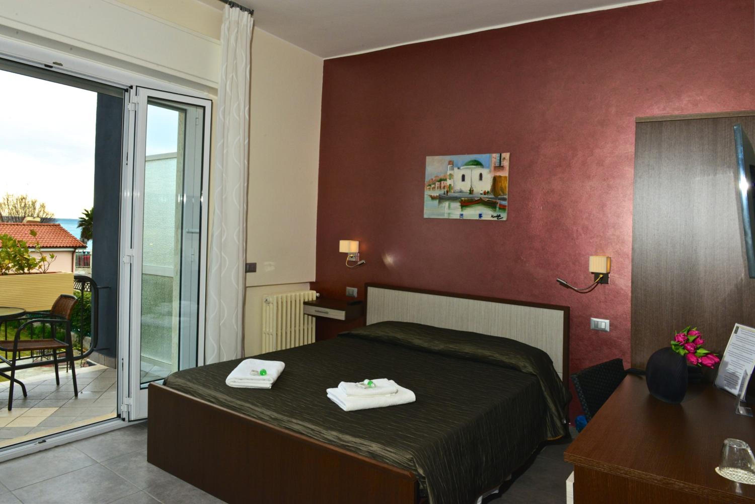 Double Room with Balcony and Sea View - Photo 1