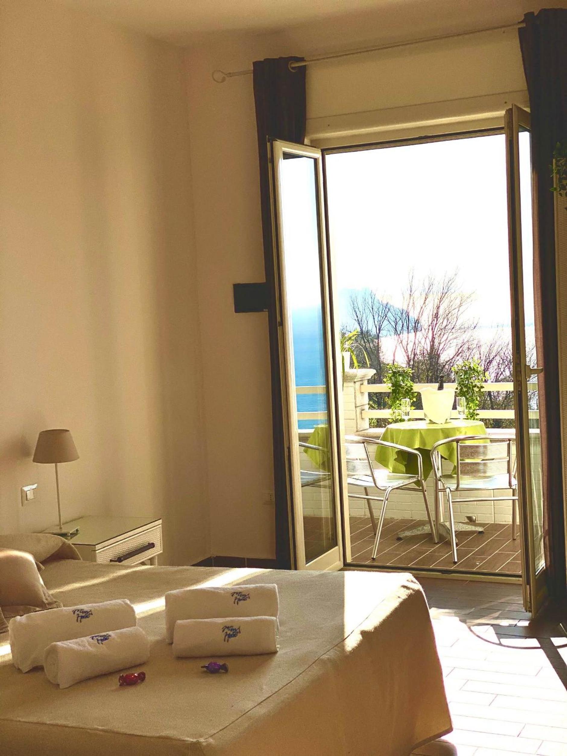 Quadruple Room with Sea View - Photo 4