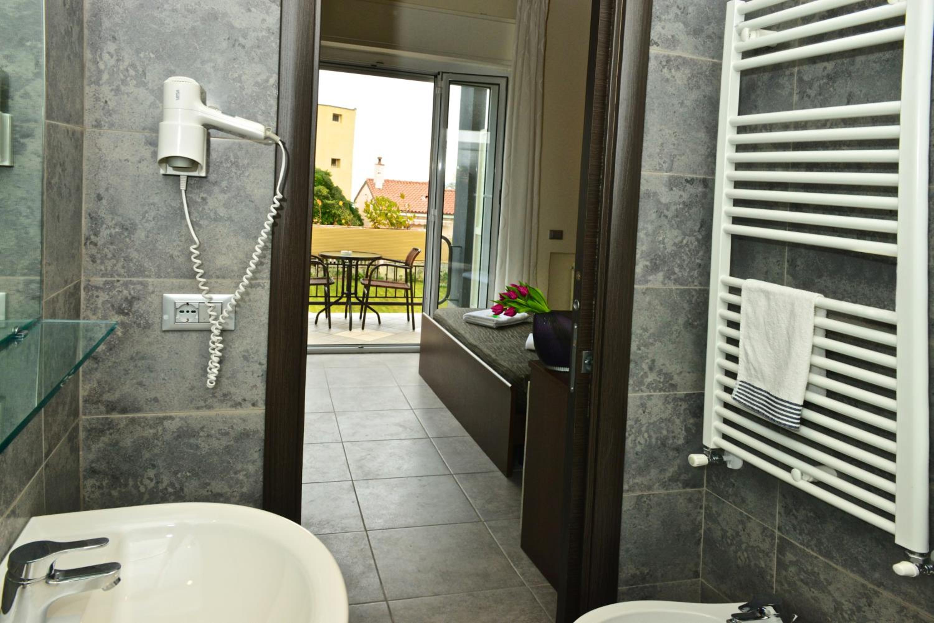 Double Room with Balcony and Sea View - Photo 5