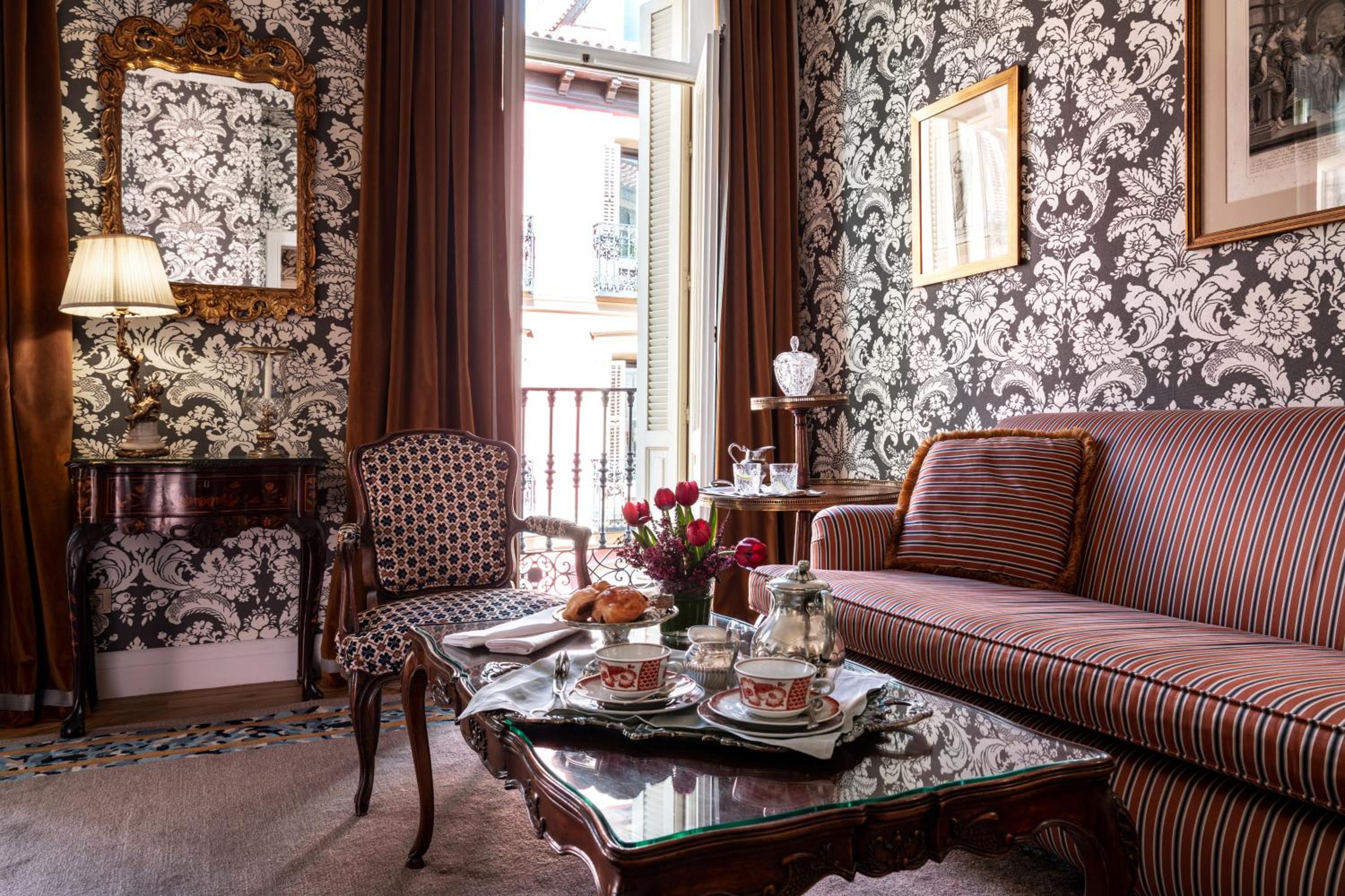 Deluxe Suite with Parking Included  - Photo 4