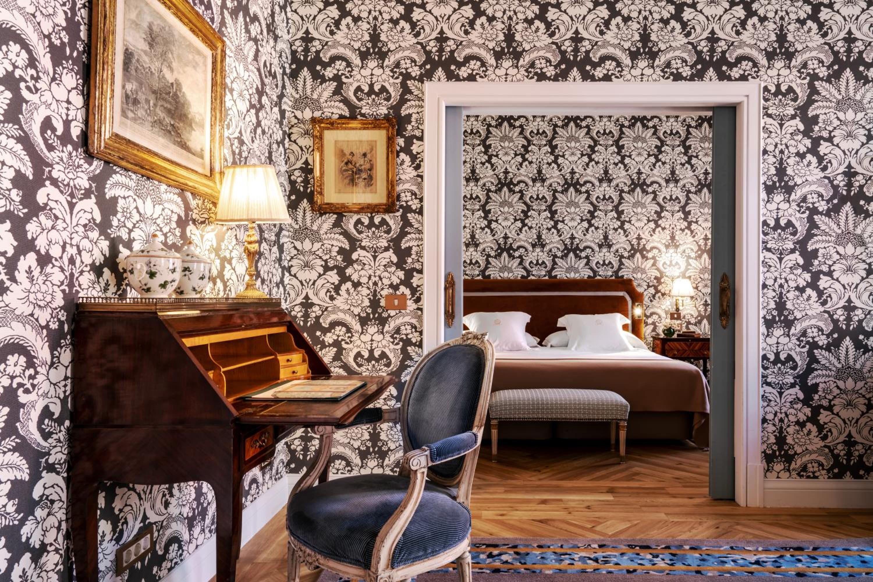 Deluxe Suite with Parking Included  - Photo 1