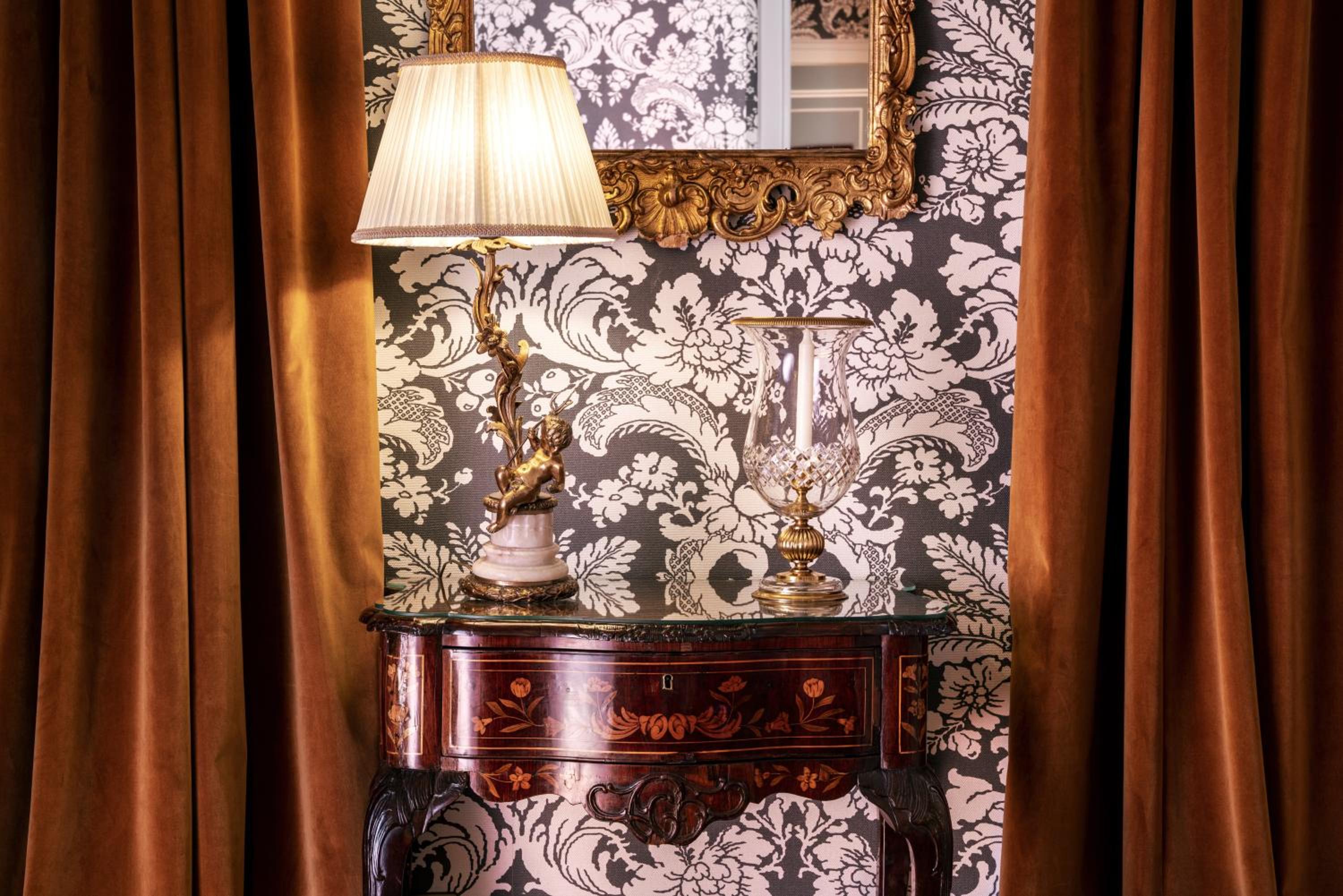 Deluxe Suite with Parking Included  - Photo 12