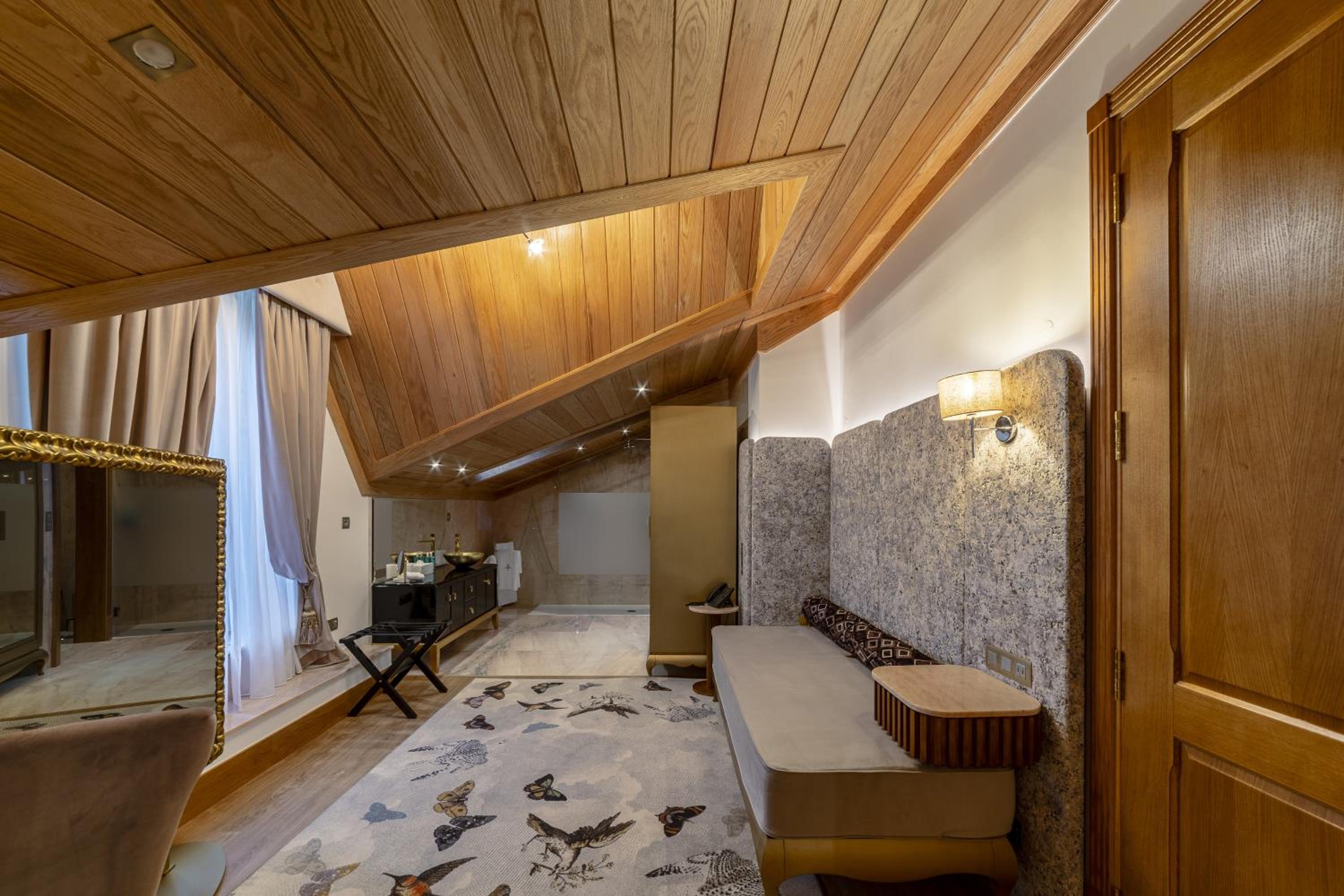 Deluxe Suite - Photo 2
