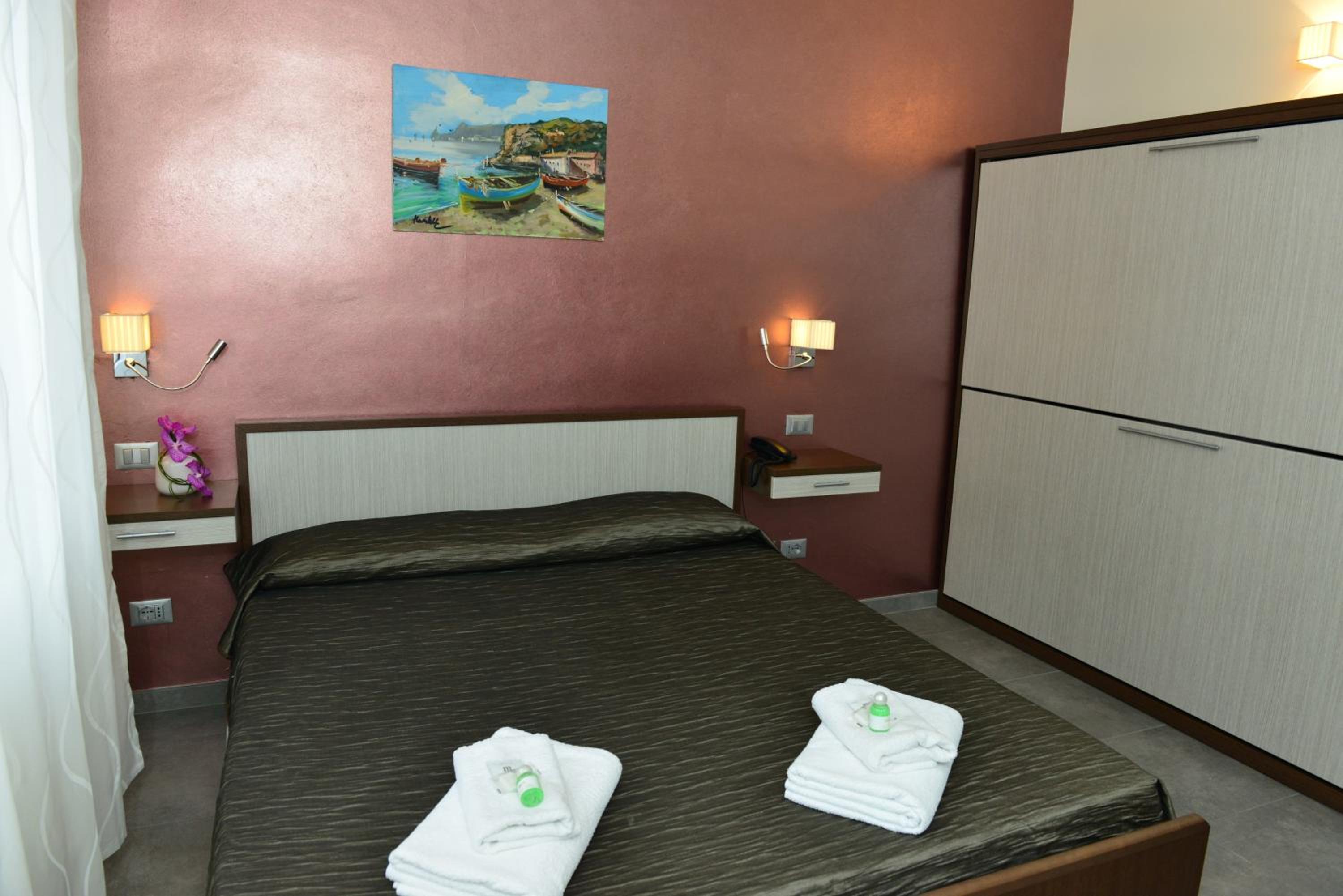 Double Room with Balcony and Sea View - Photo 8