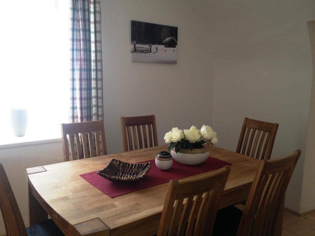 Comfort Two-Bedroom Apartment with Mountain View photo 2