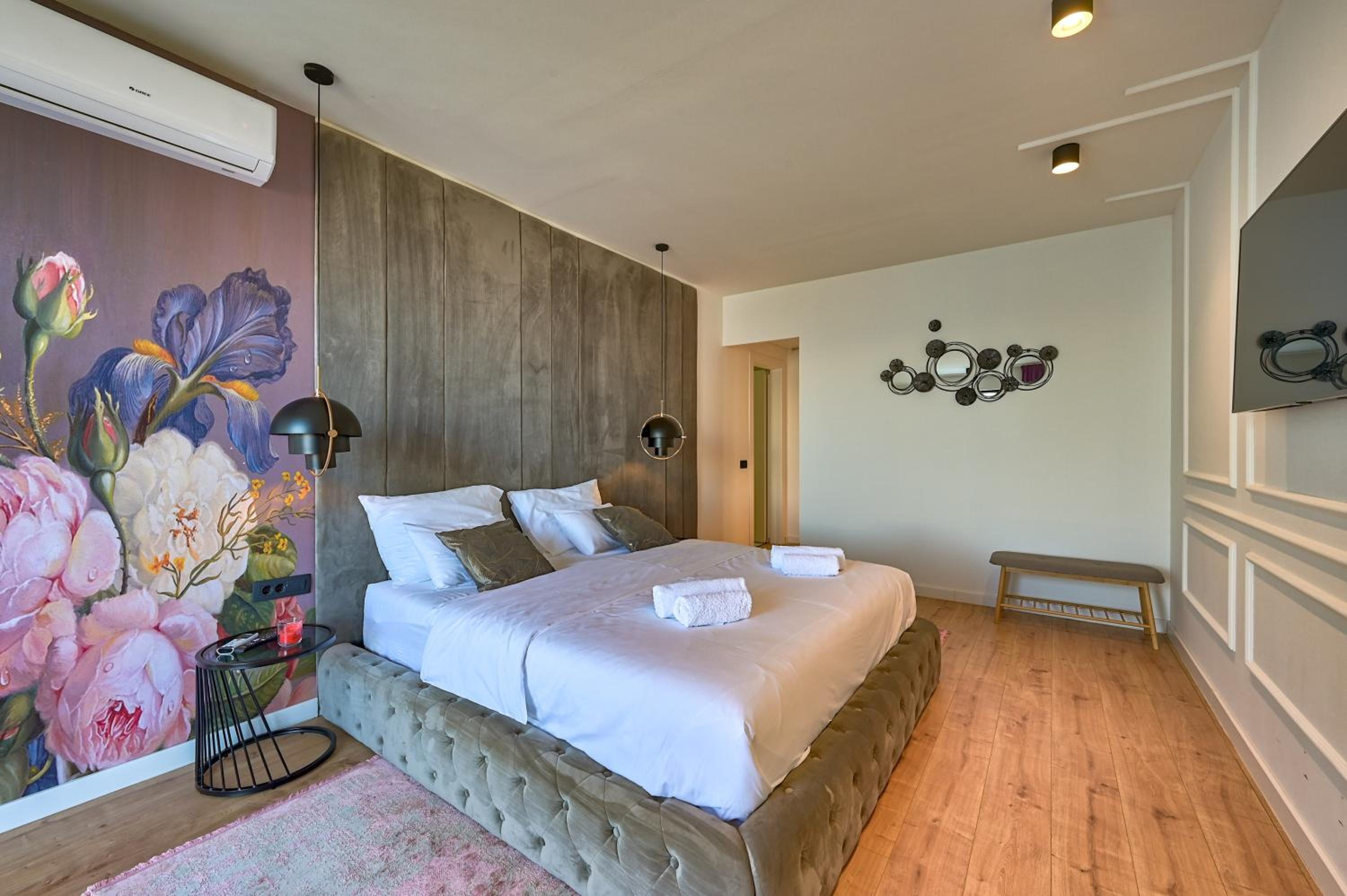 Five-Bedroom Villa with Heated Pool and Hot Tub photo 1