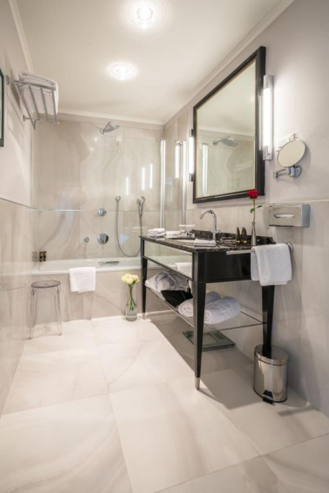 Superior Double or Twin Room with City View - Photo 4