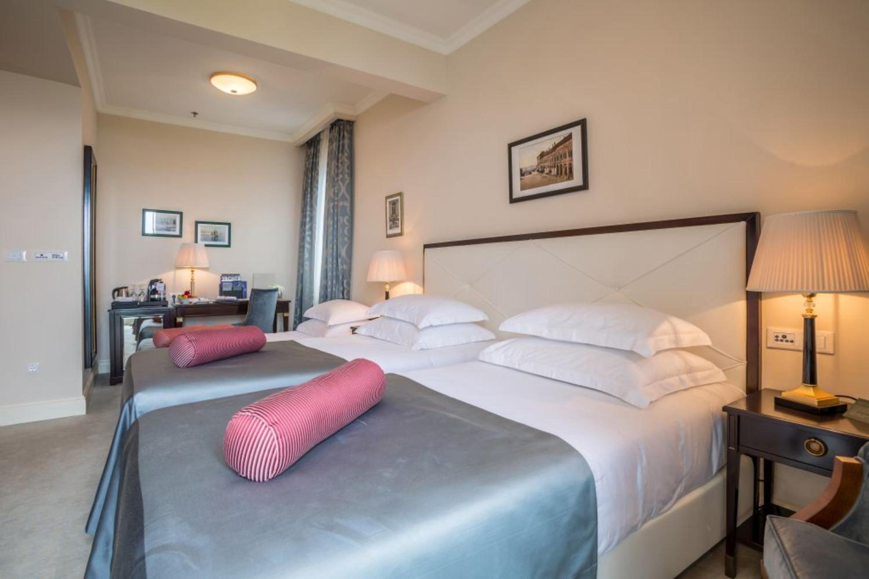 Superior Double or Twin Room with City View - Photo 1