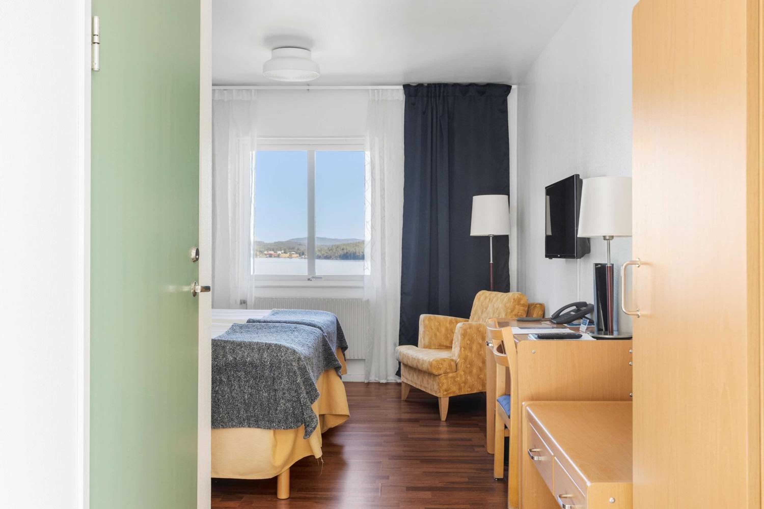 Twin Room with Lake View photo 3