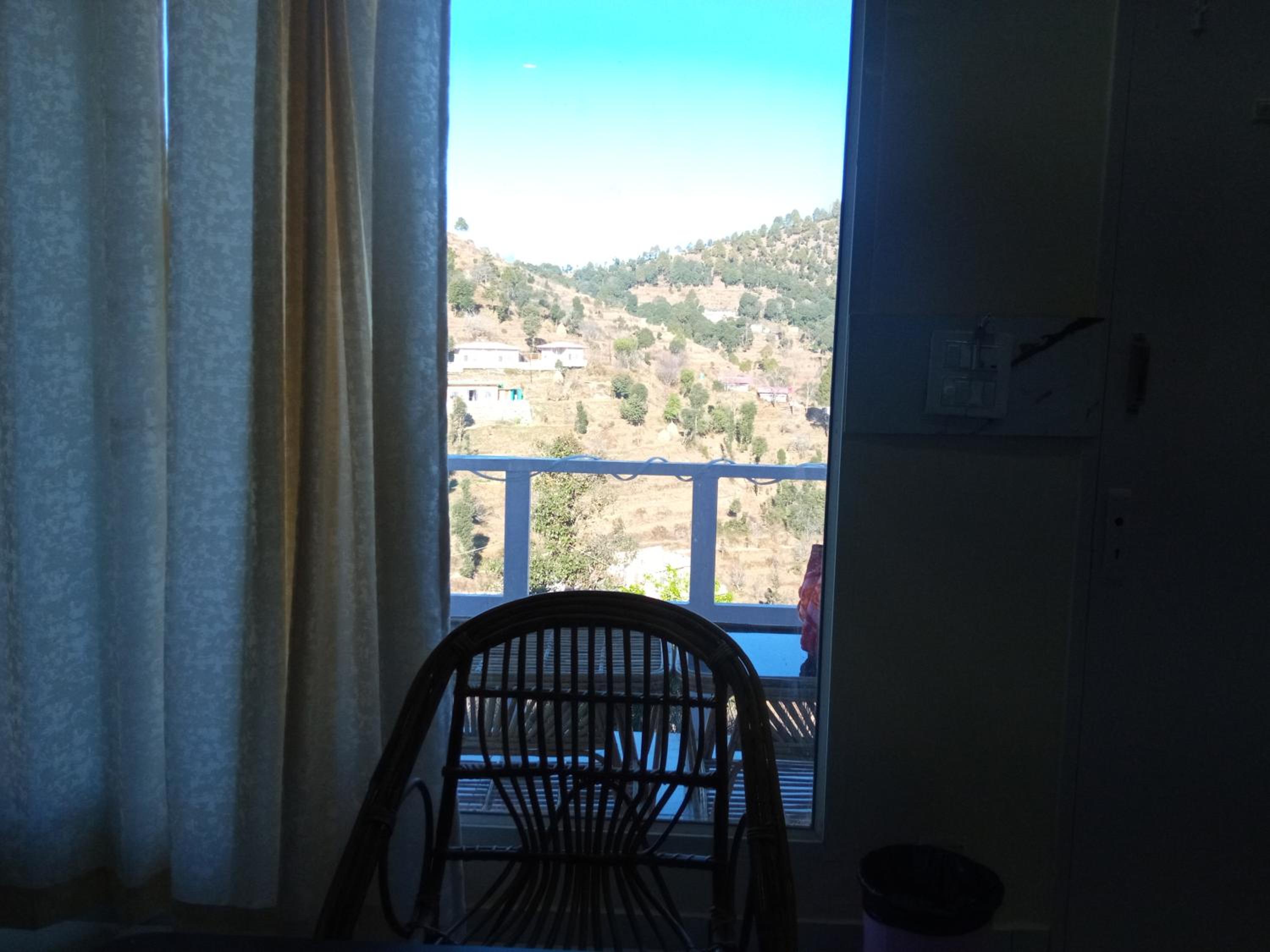 King Room with Balcony - Photo 12