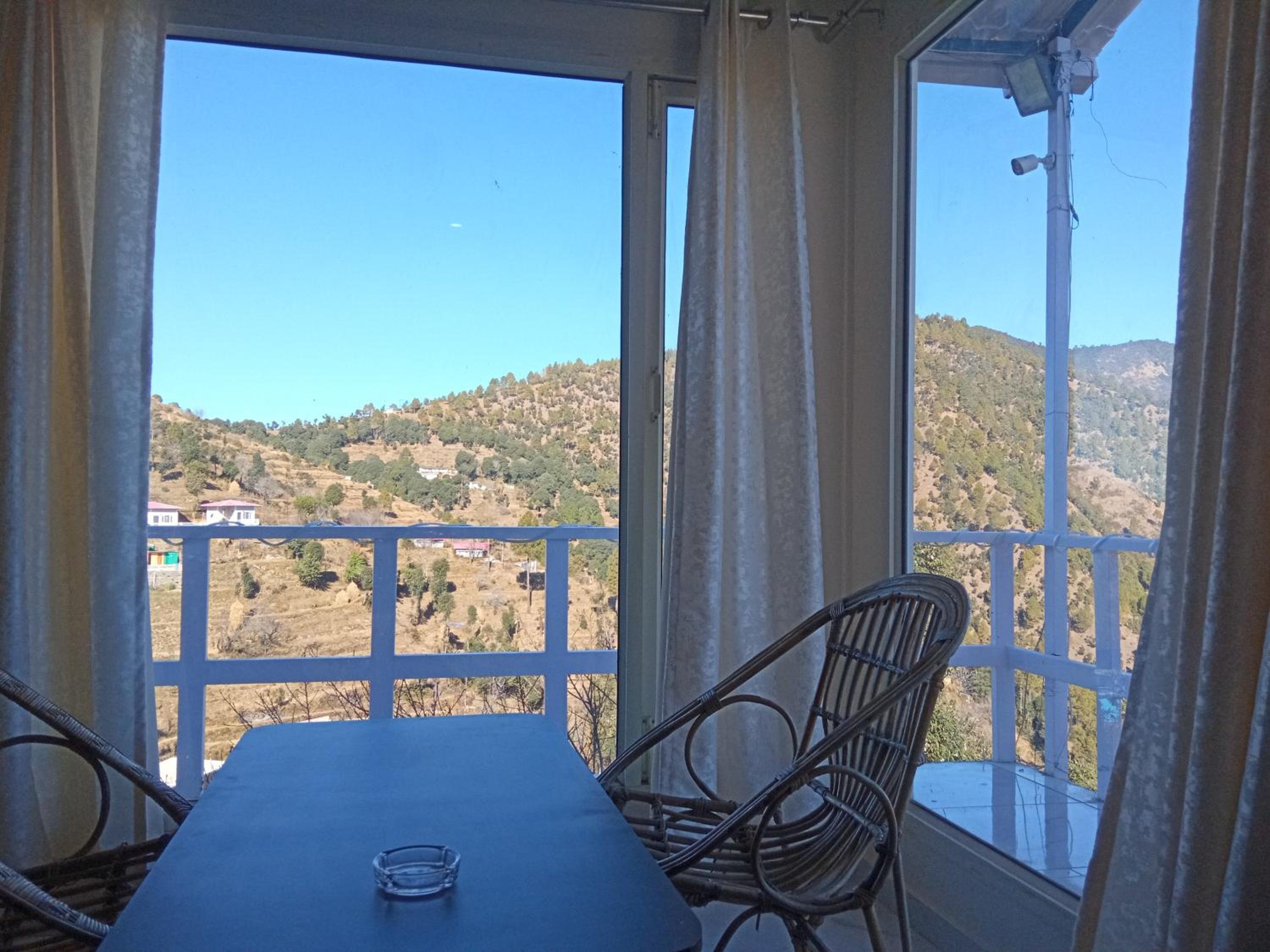 King Room with Balcony - Photo 6