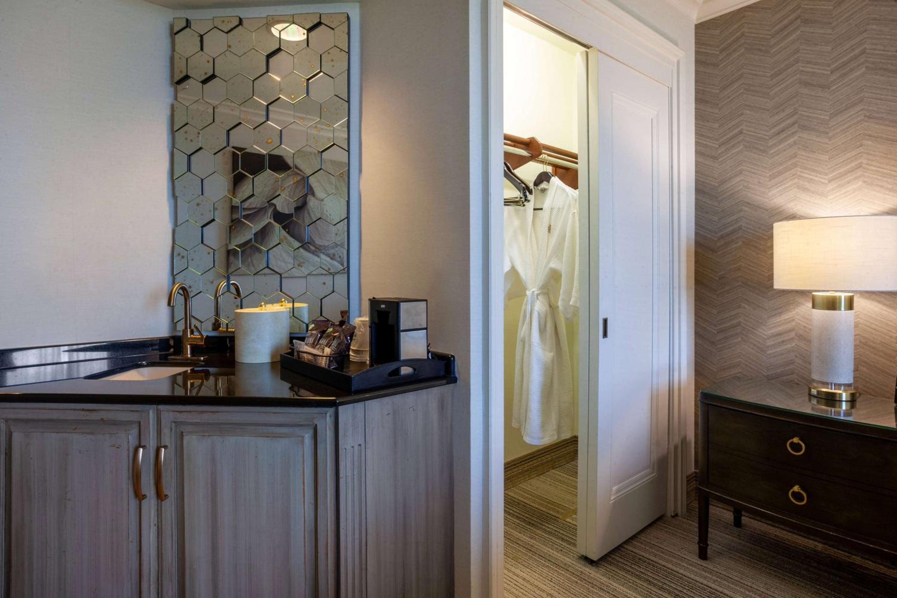 King Room with Mobility/Hearing Access and Bathtub with Grab Bars - Non-Smoking thumbnail 5