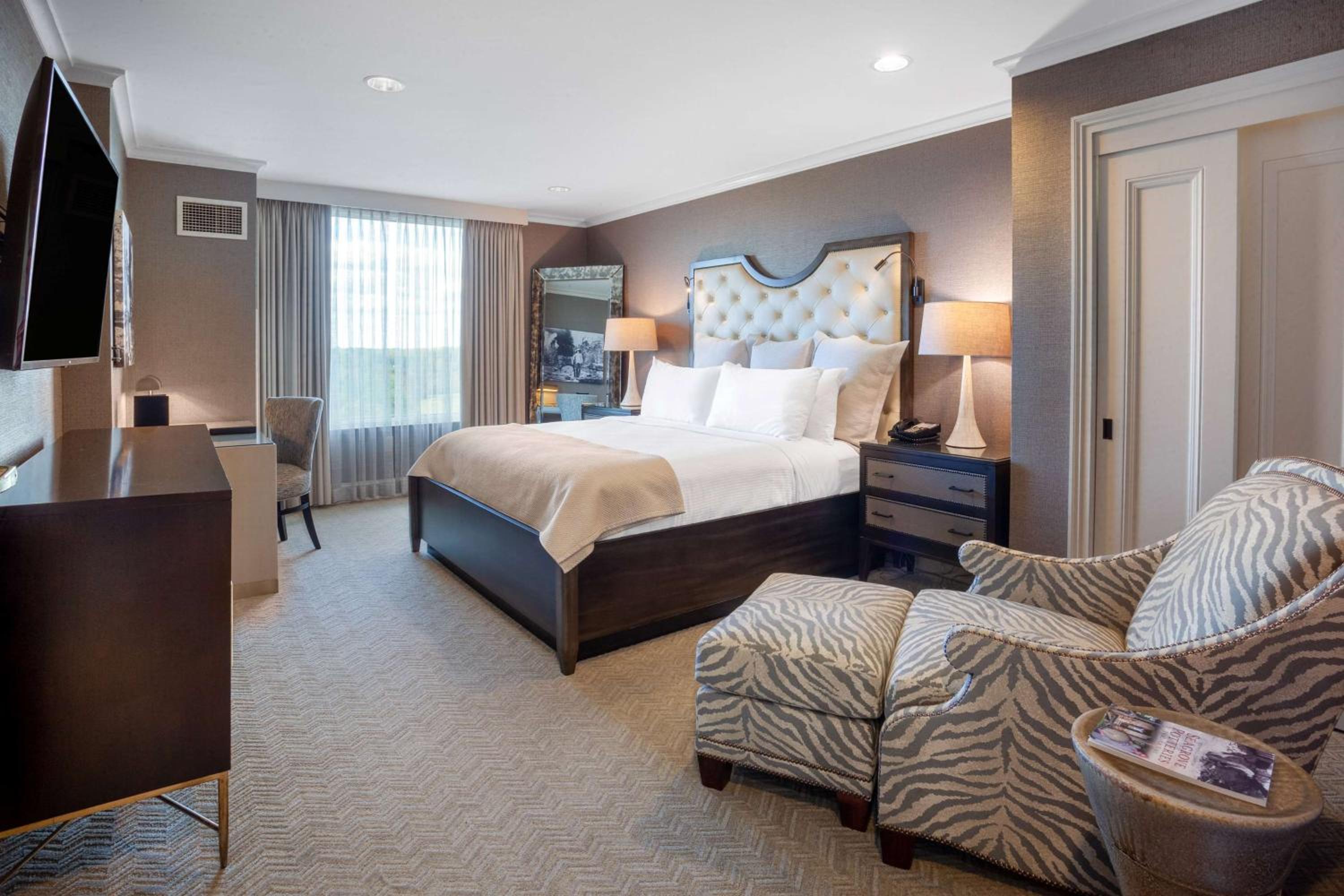 One-Bedroom King Suite - Non-Smoking thumbnail 5