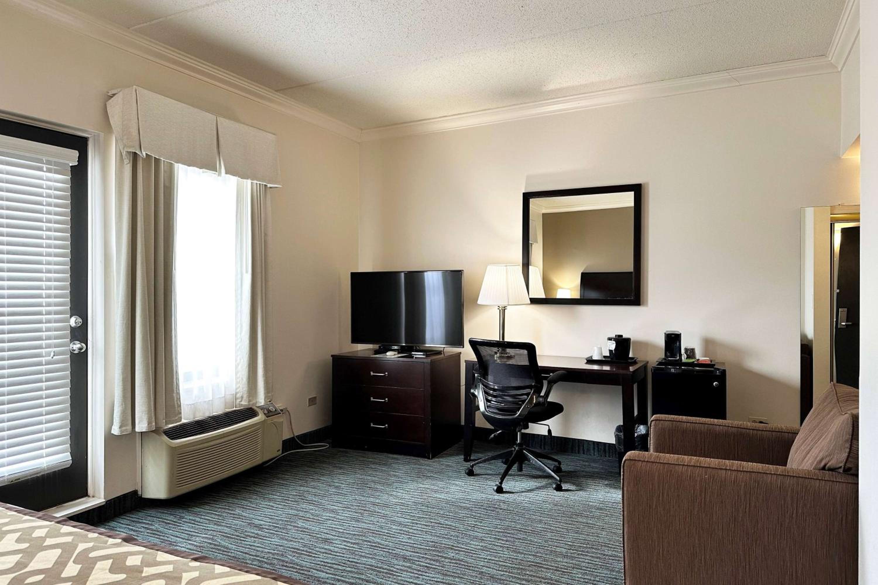 Deluxe King Room - Non-Smoking - Photo 3