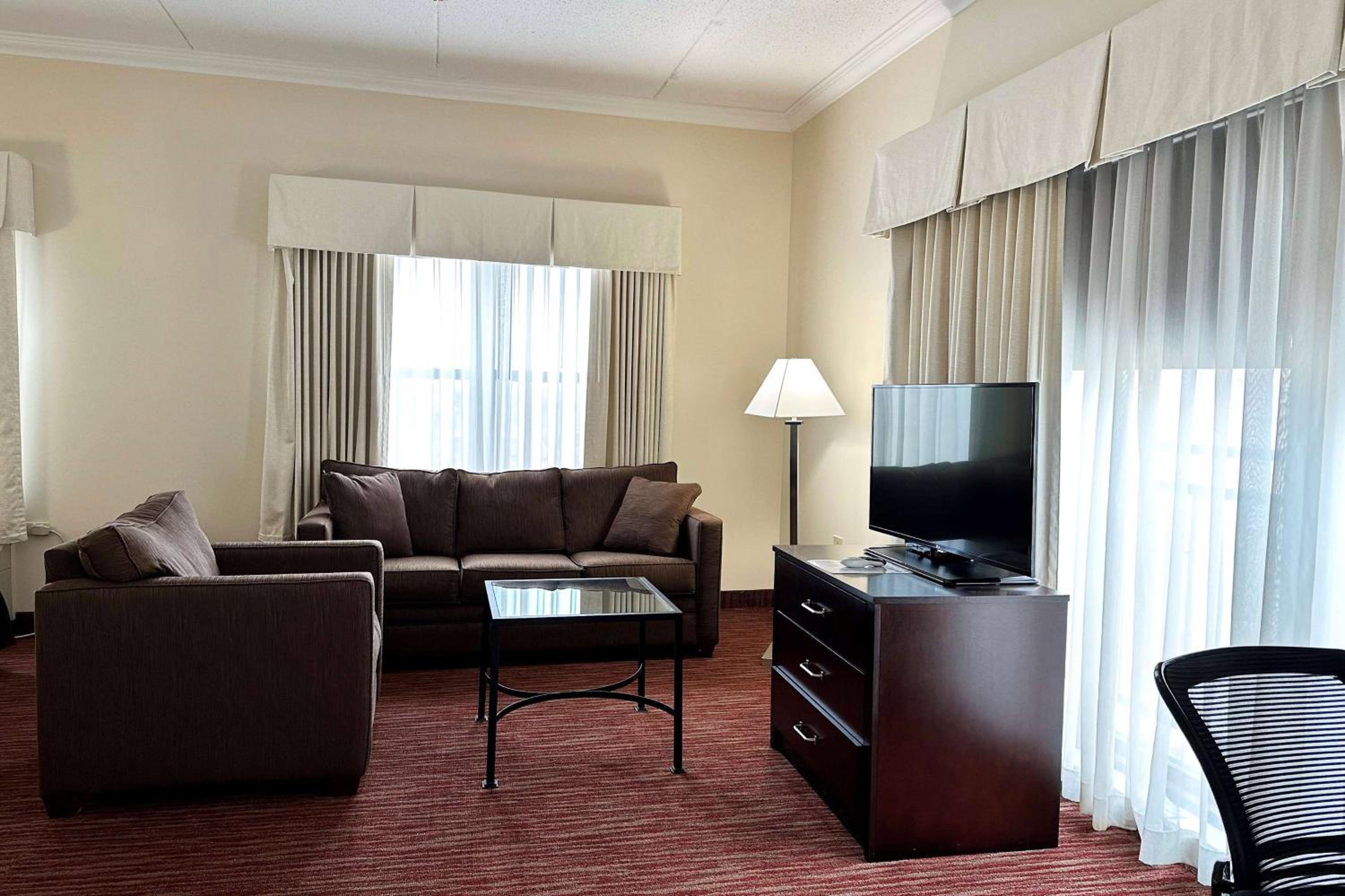 Deluxe Queen Room with Two Queen Beds - Non-Smoking - Photo 2