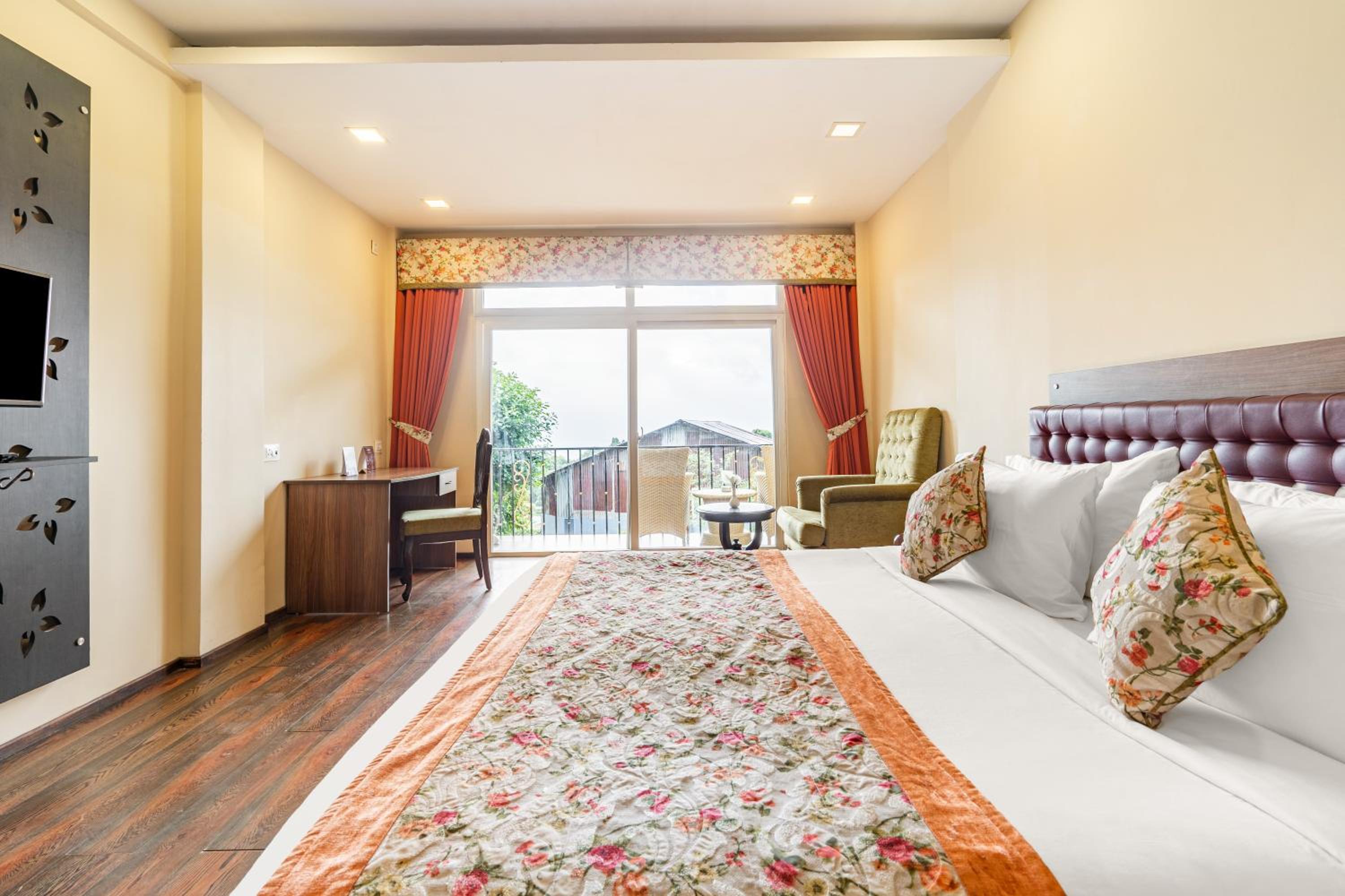 Deluxe Mountain View Room with Private Balcony  photo 3
