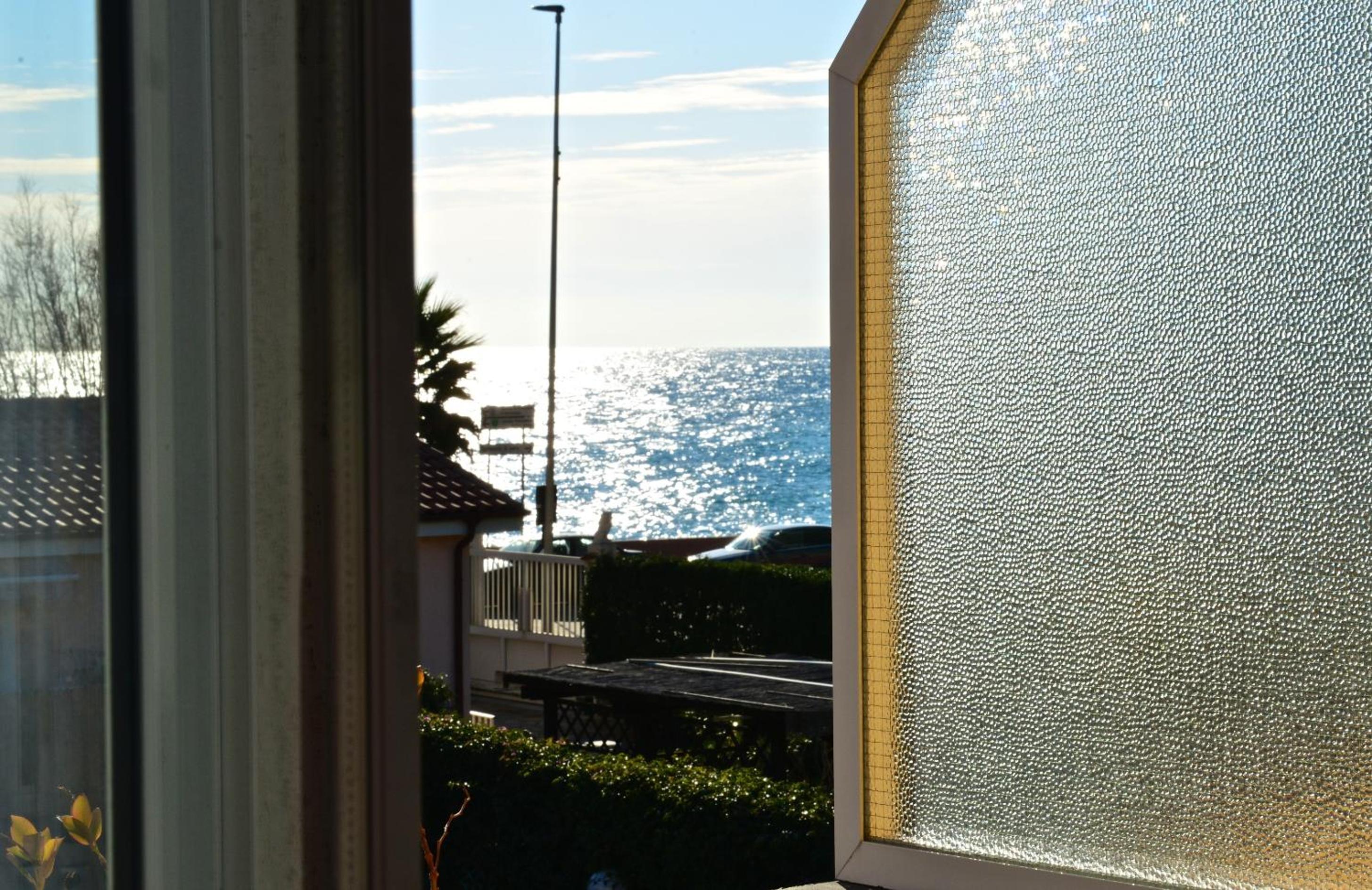 Double Room with Balcony and Sea View - Photo 4