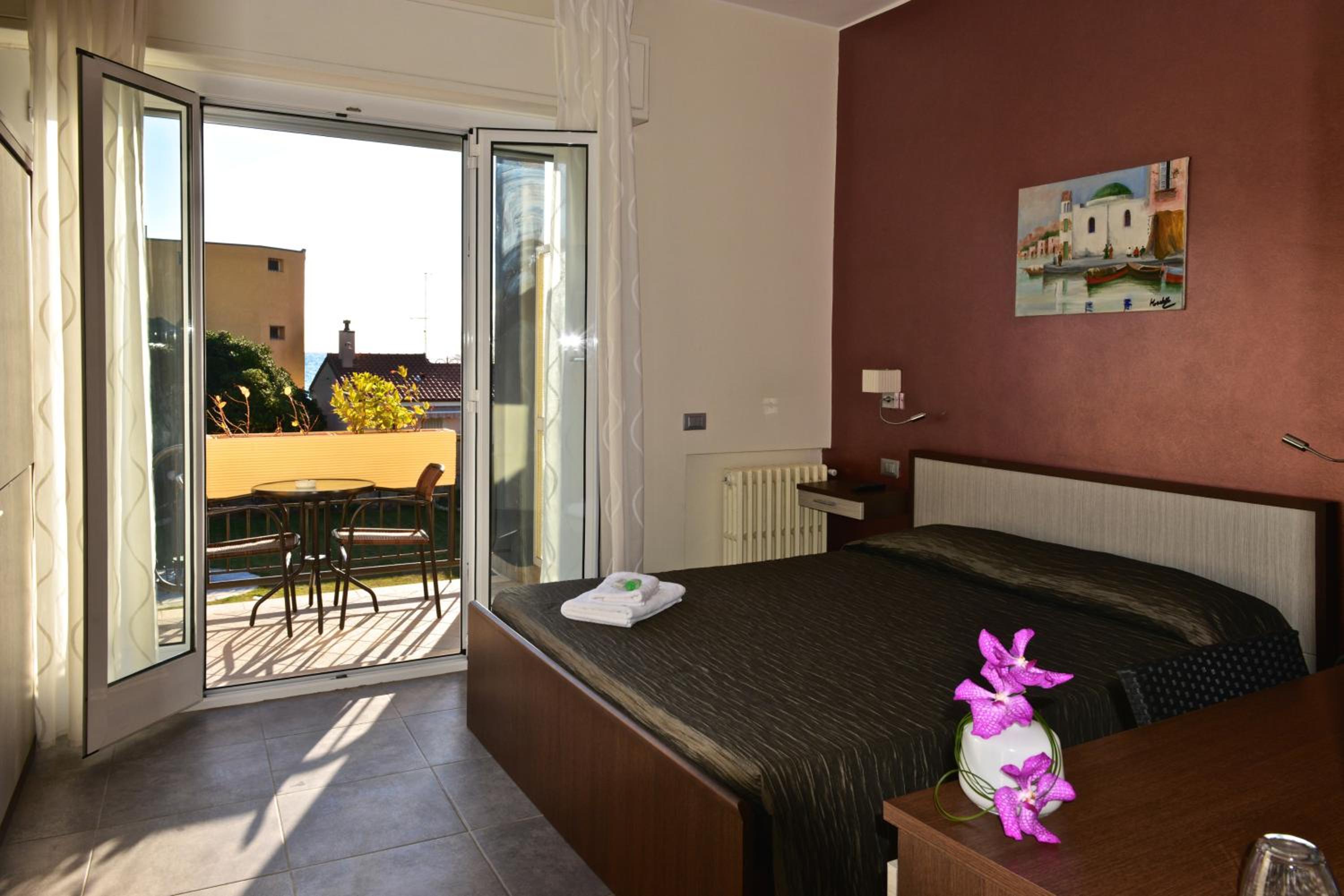 Double Room with Balcony and Sea View - Photo 13