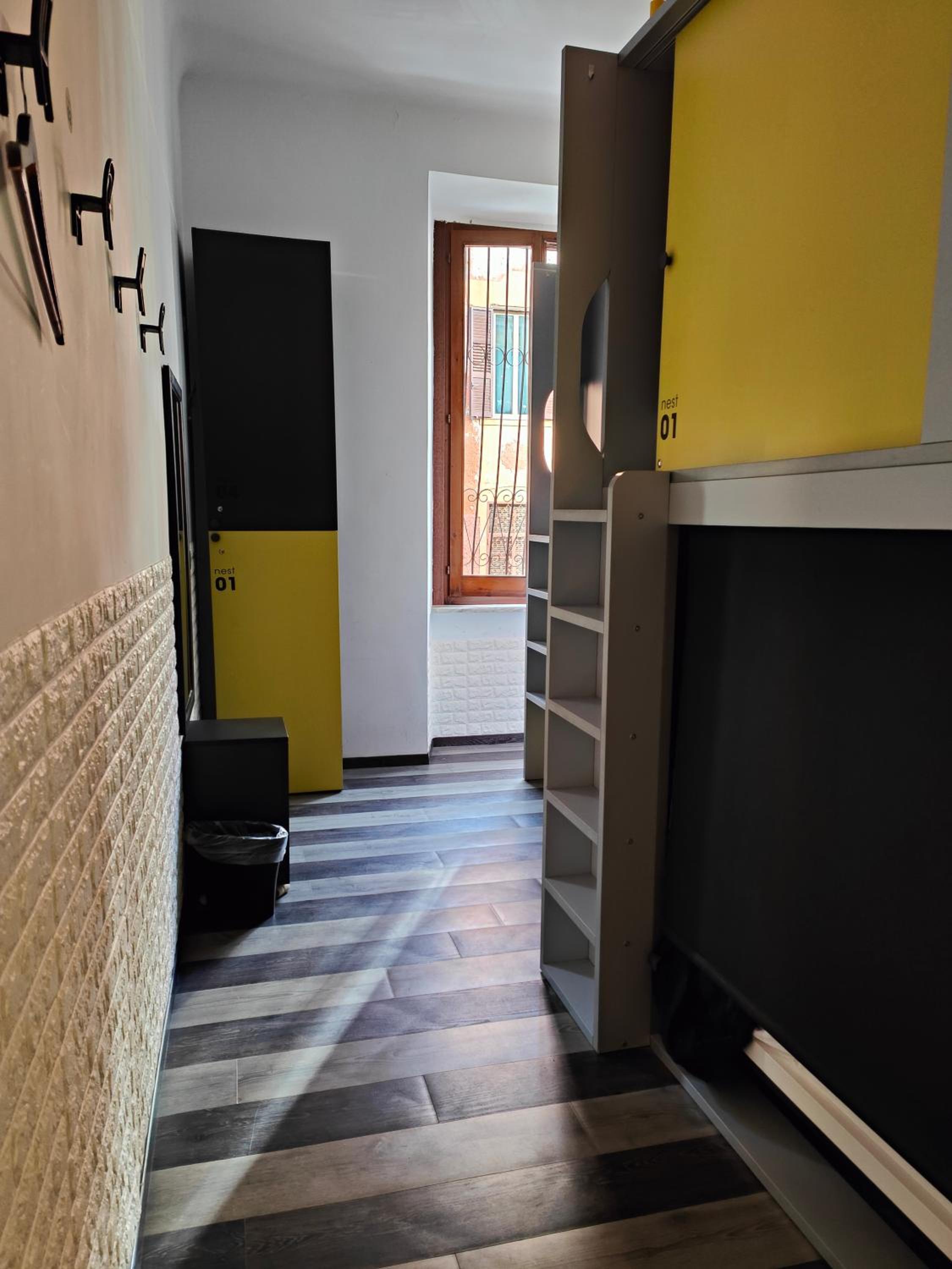 Double Bed with Screen in 4-Bed Mixed Dormitory Room photo 3
