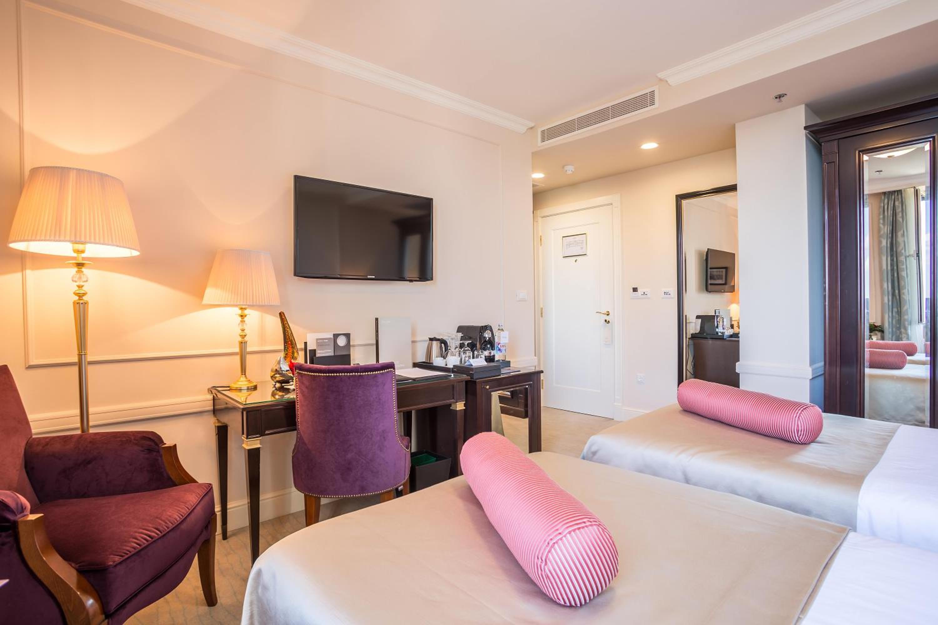 Superior Double or Twin Room with City View - Photo 3