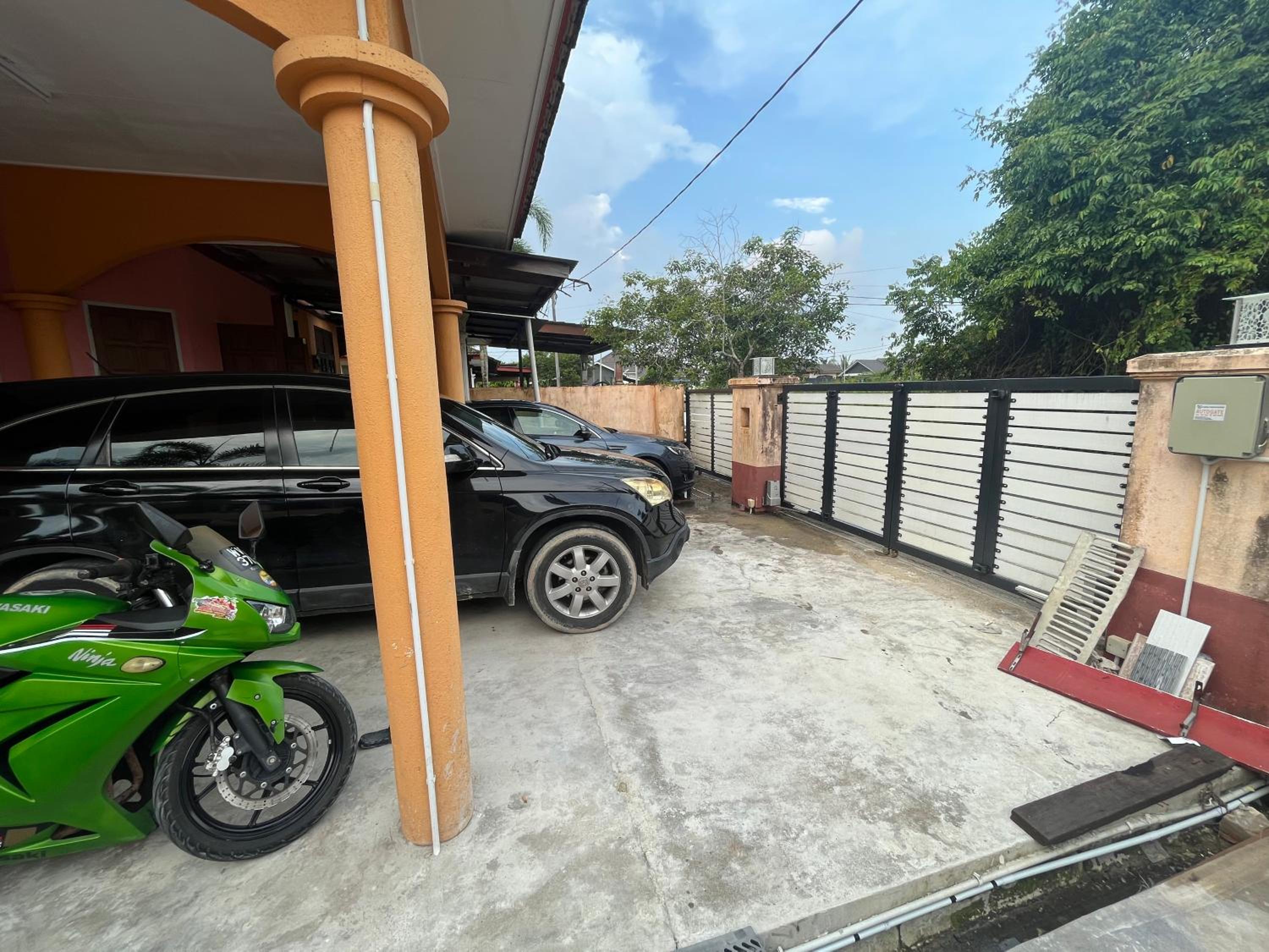 Three-Bedroom House photo 2
