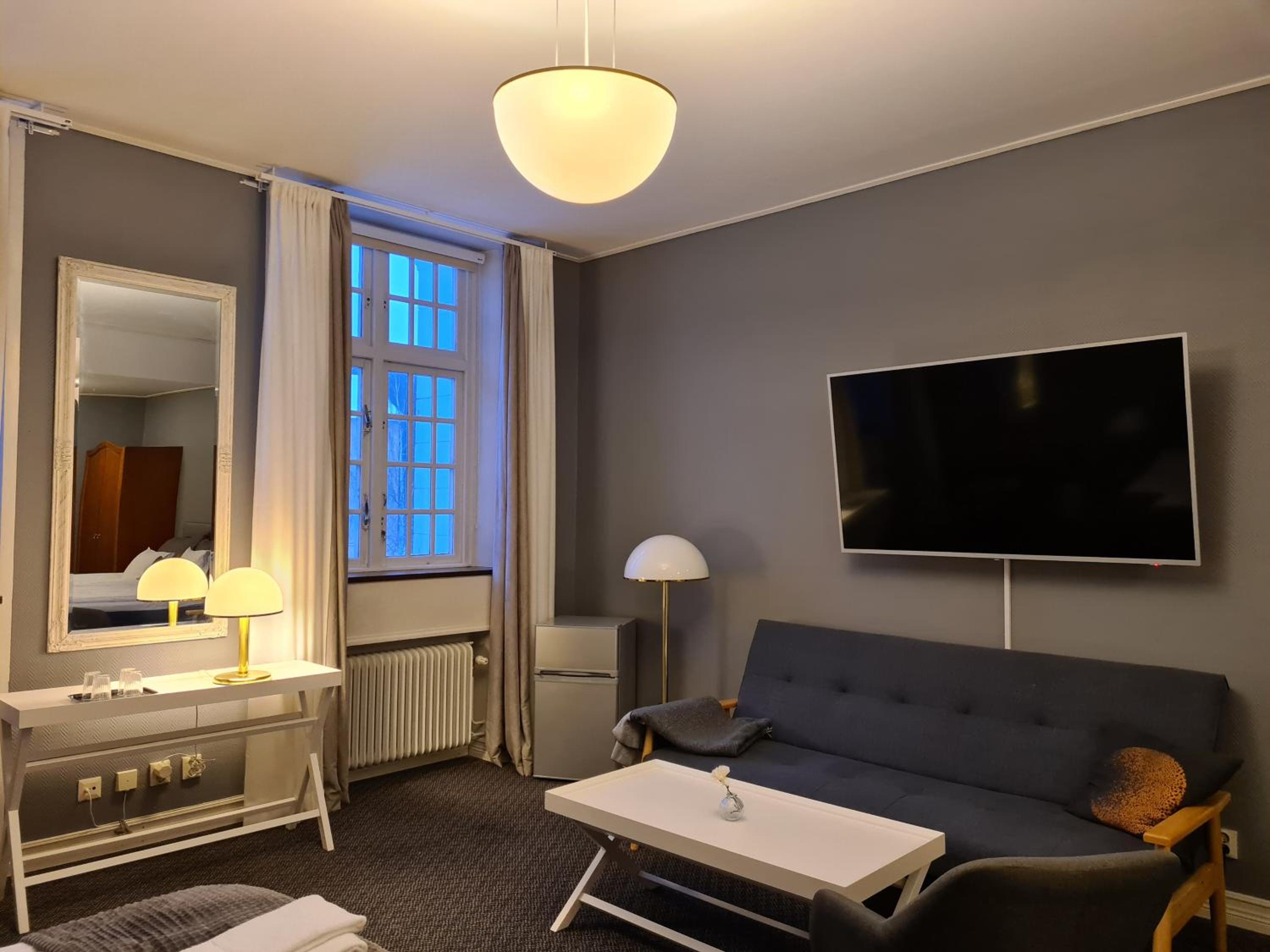 Family Room (2 Adults + 2 Children) - Photo 1