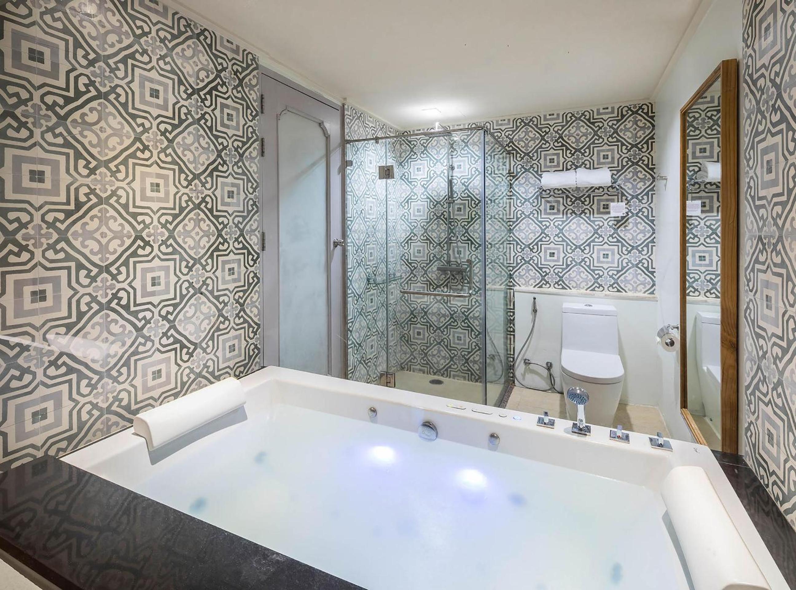 Premium Deluxe King Room with Sea View - Non-Smoking photo 2