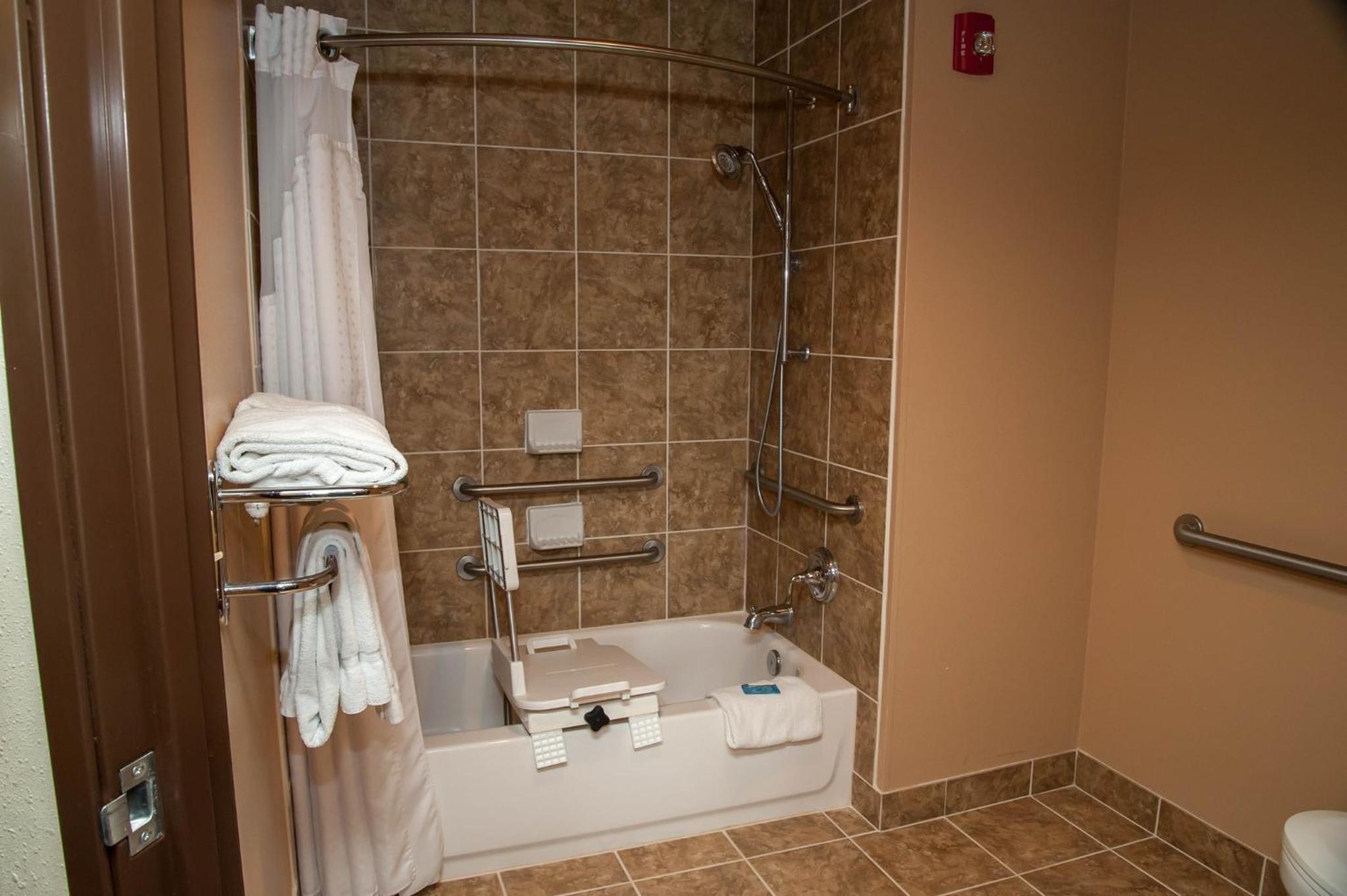 Queen Room with Mobility Accessible Tub - Non-Smoking - Photo 2