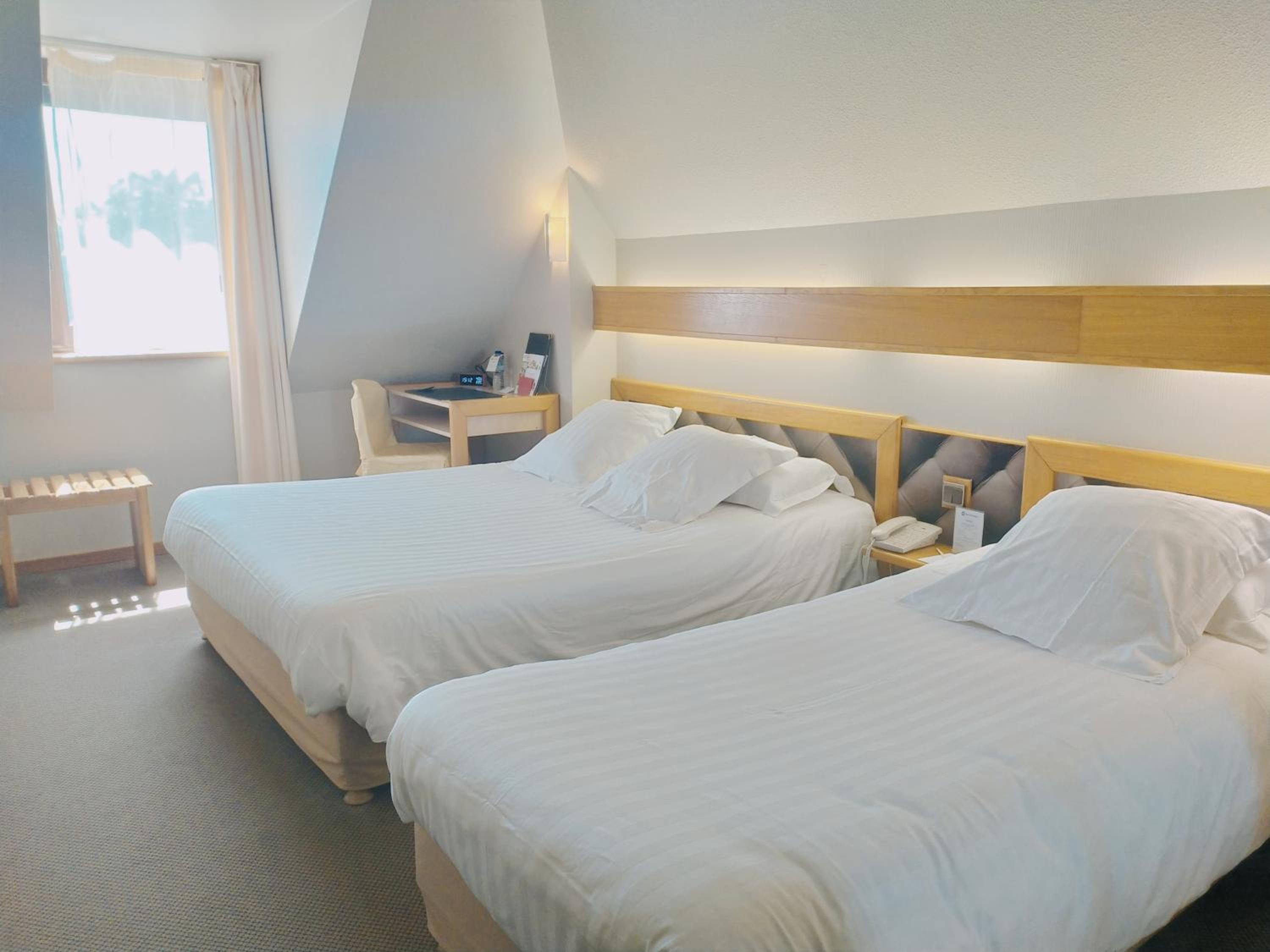 Comfort Triple Room with One Queen Bed and One Single Bed - Non-Smoking photo 3