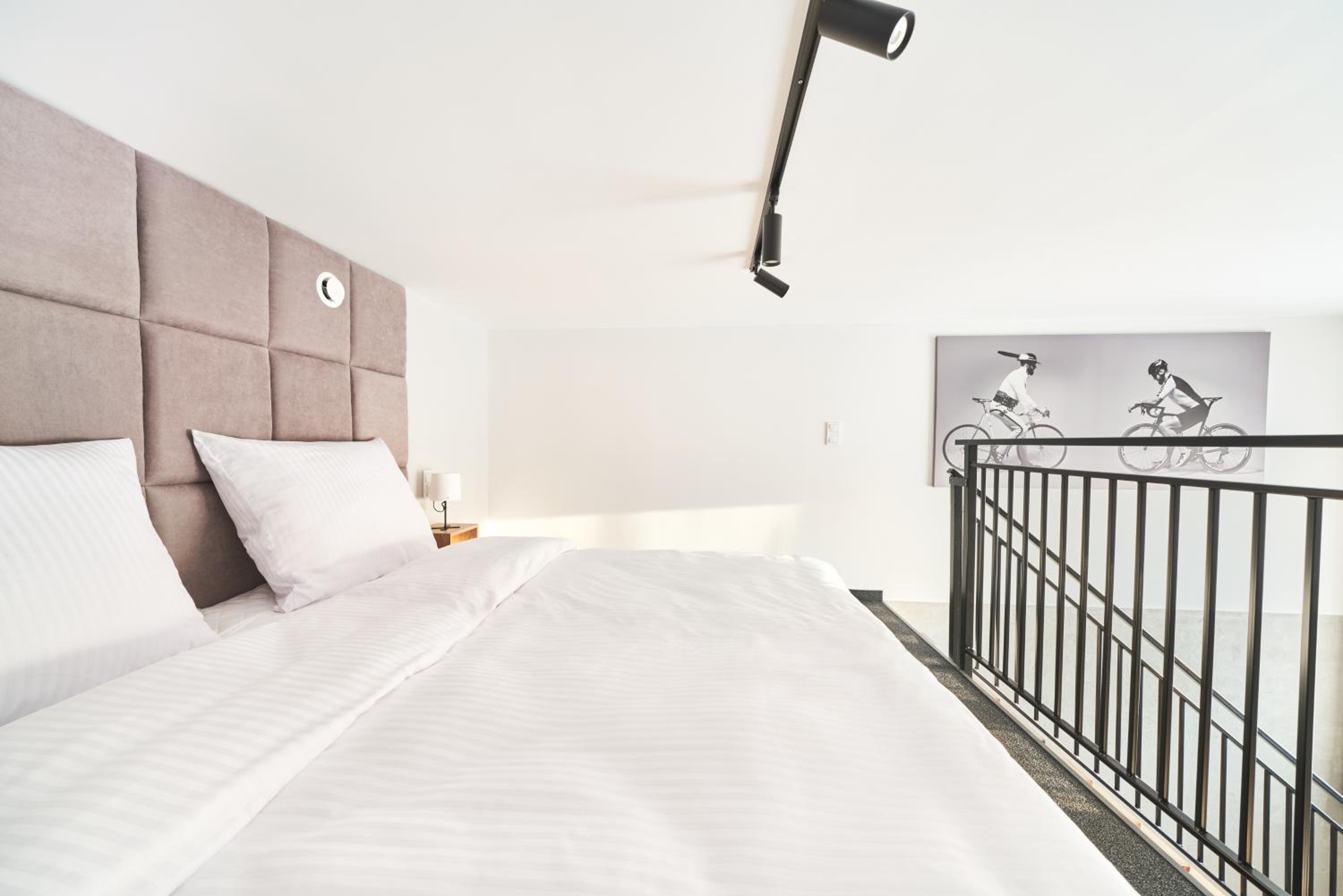 Deluxe King Suite - Photo 25
