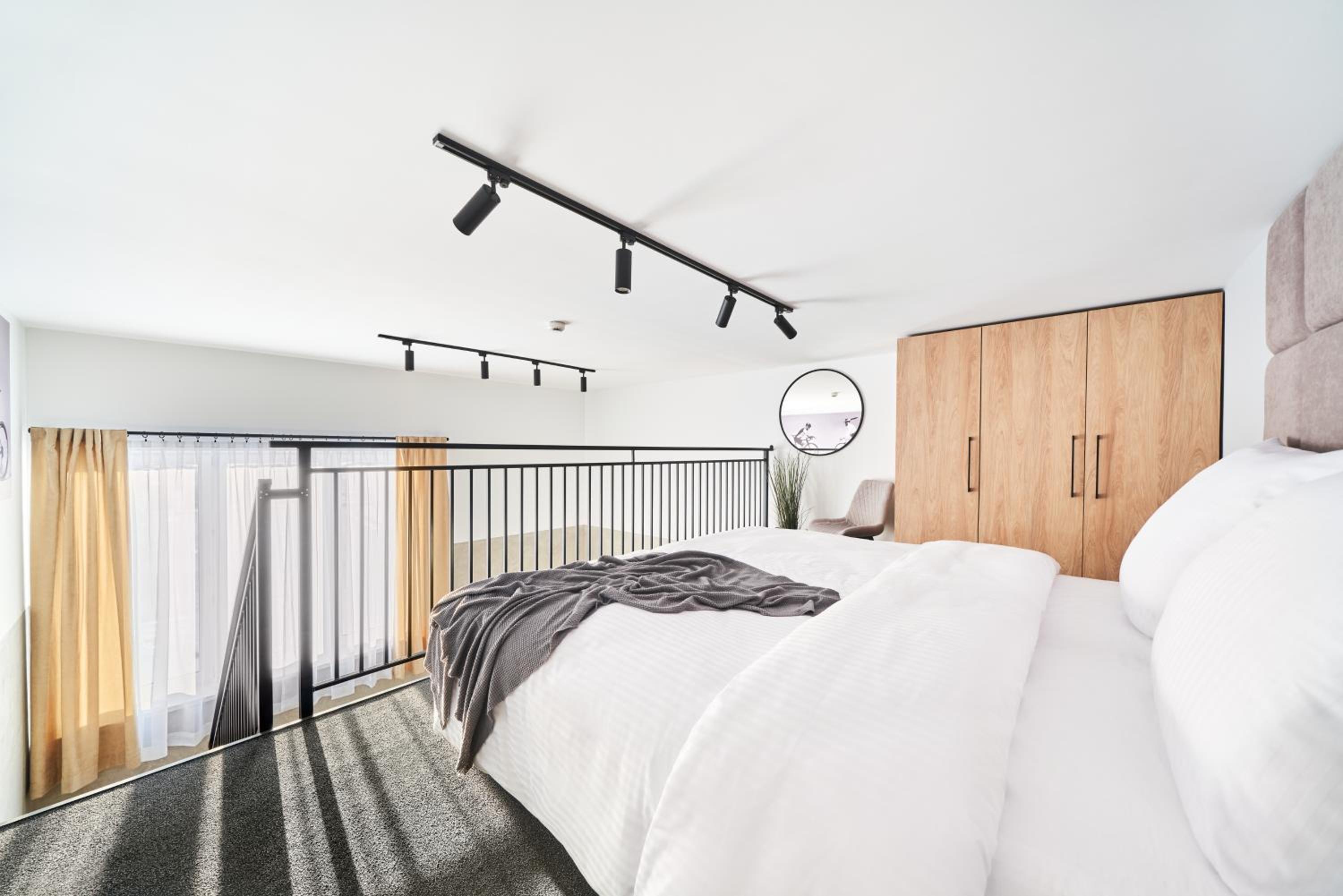 Deluxe King Suite - Photo 14