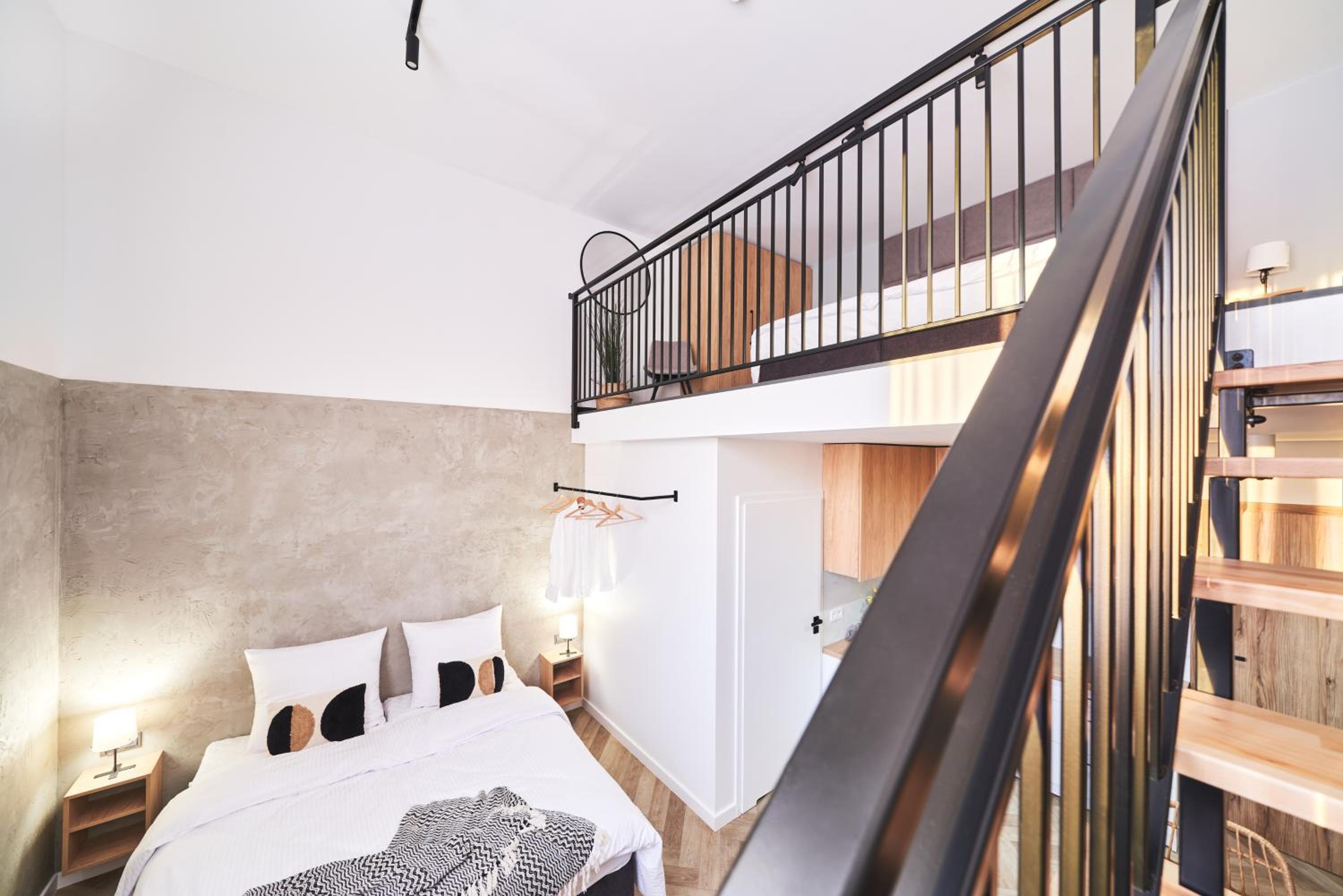 Deluxe King Suite - Photo 17