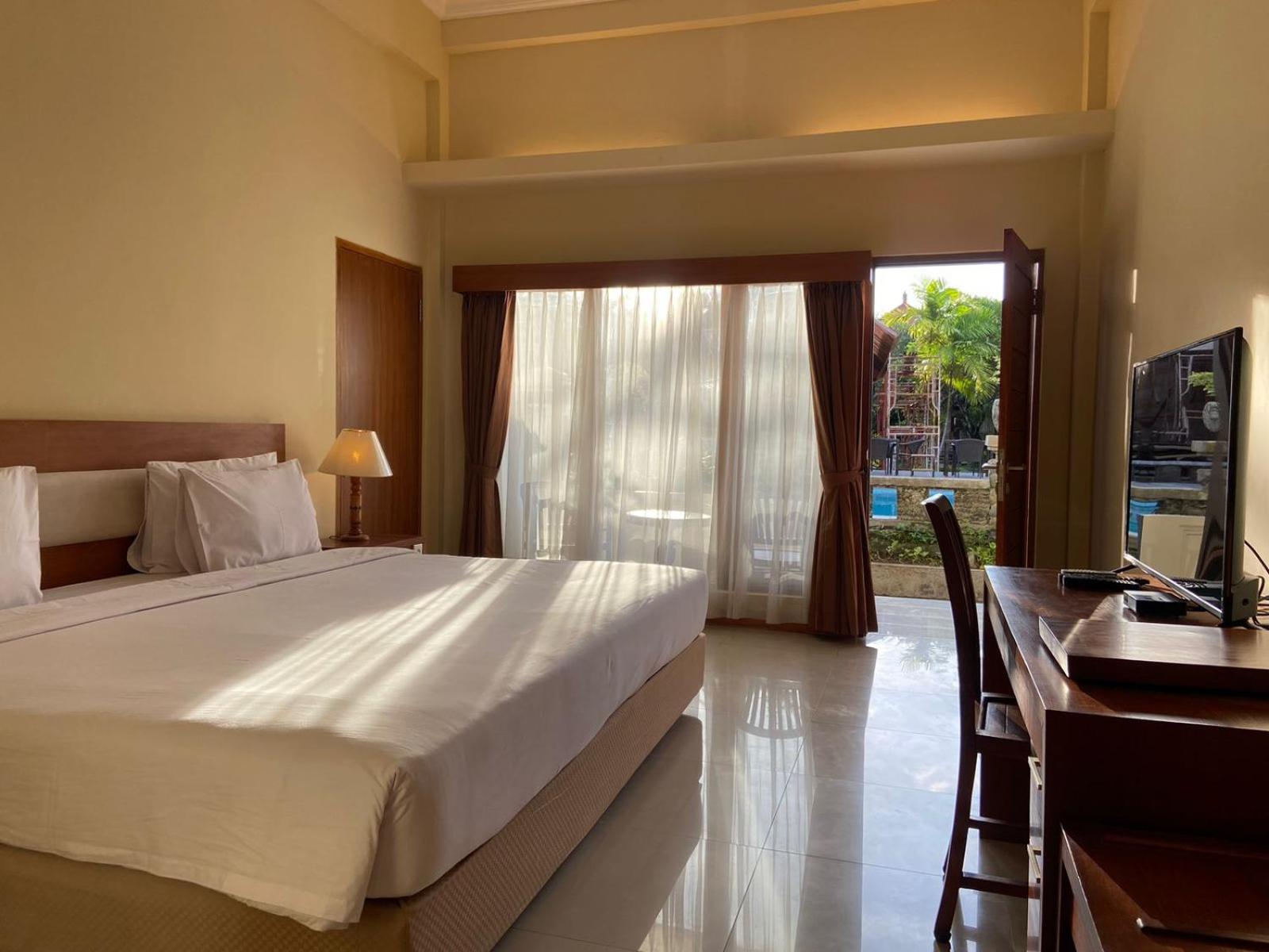 Deluxe King Room - Pool View - Photo 1