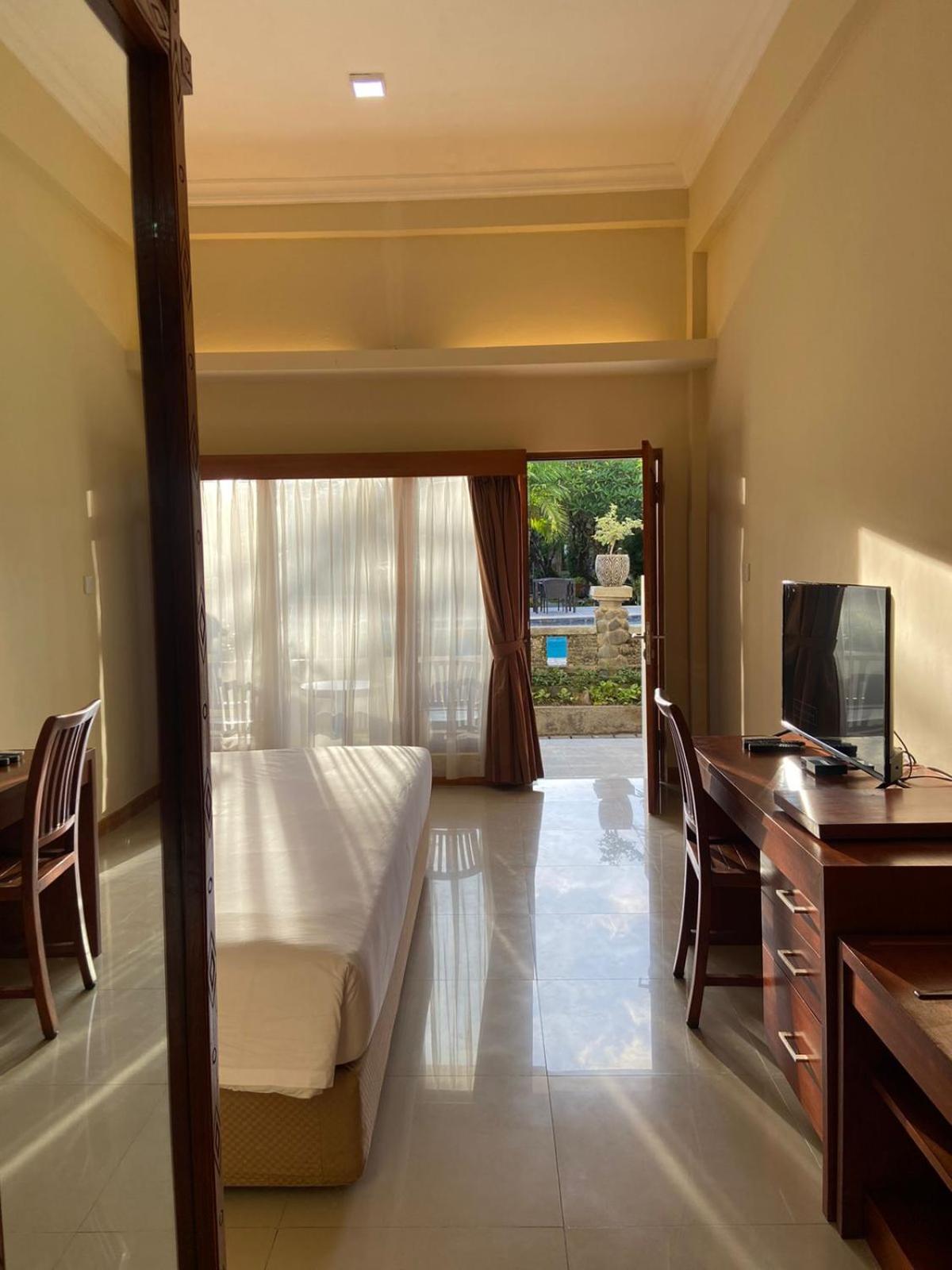 Deluxe King Room - Pool View - Photo 3