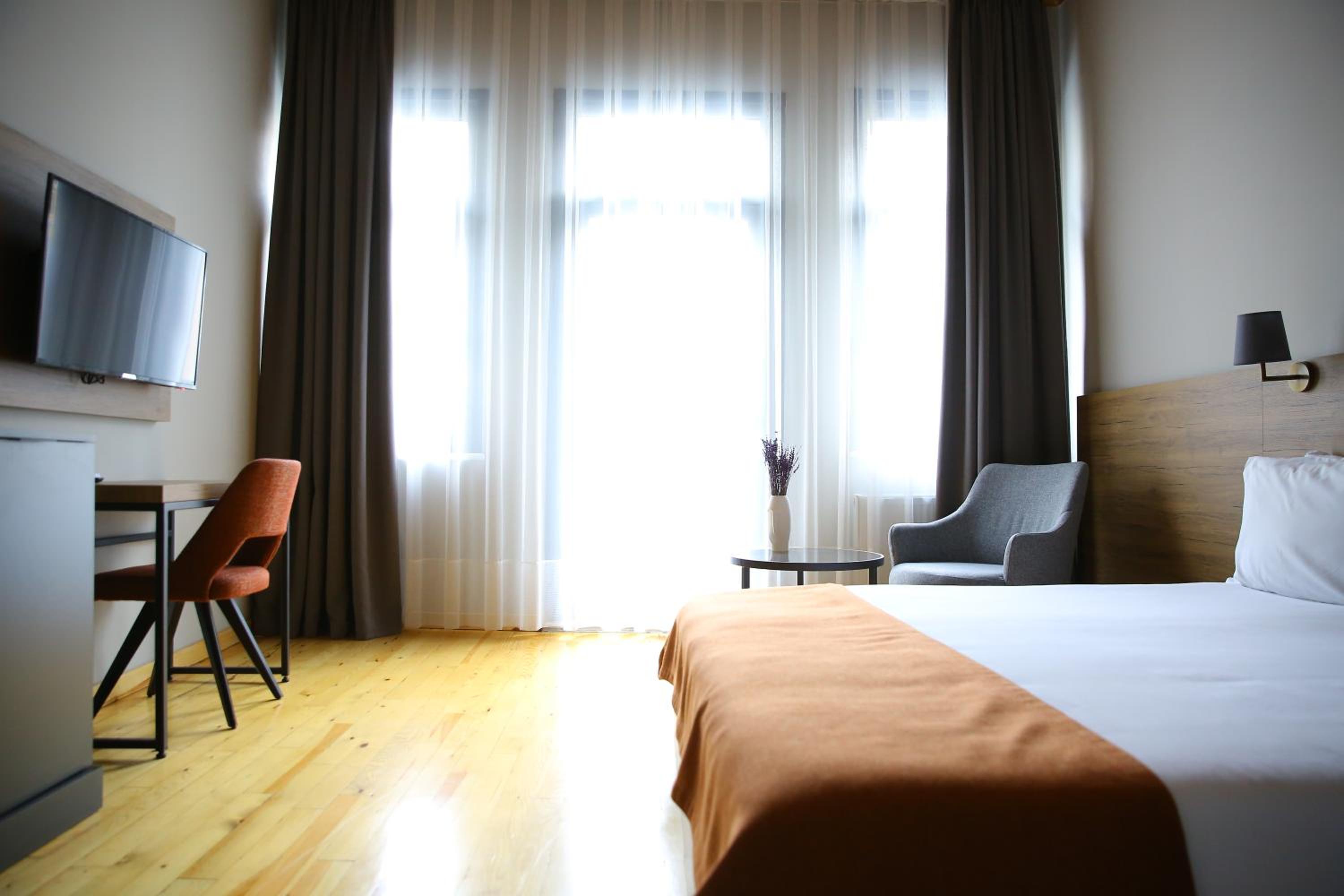 Deluxe Double Room with Balcony photo 1
