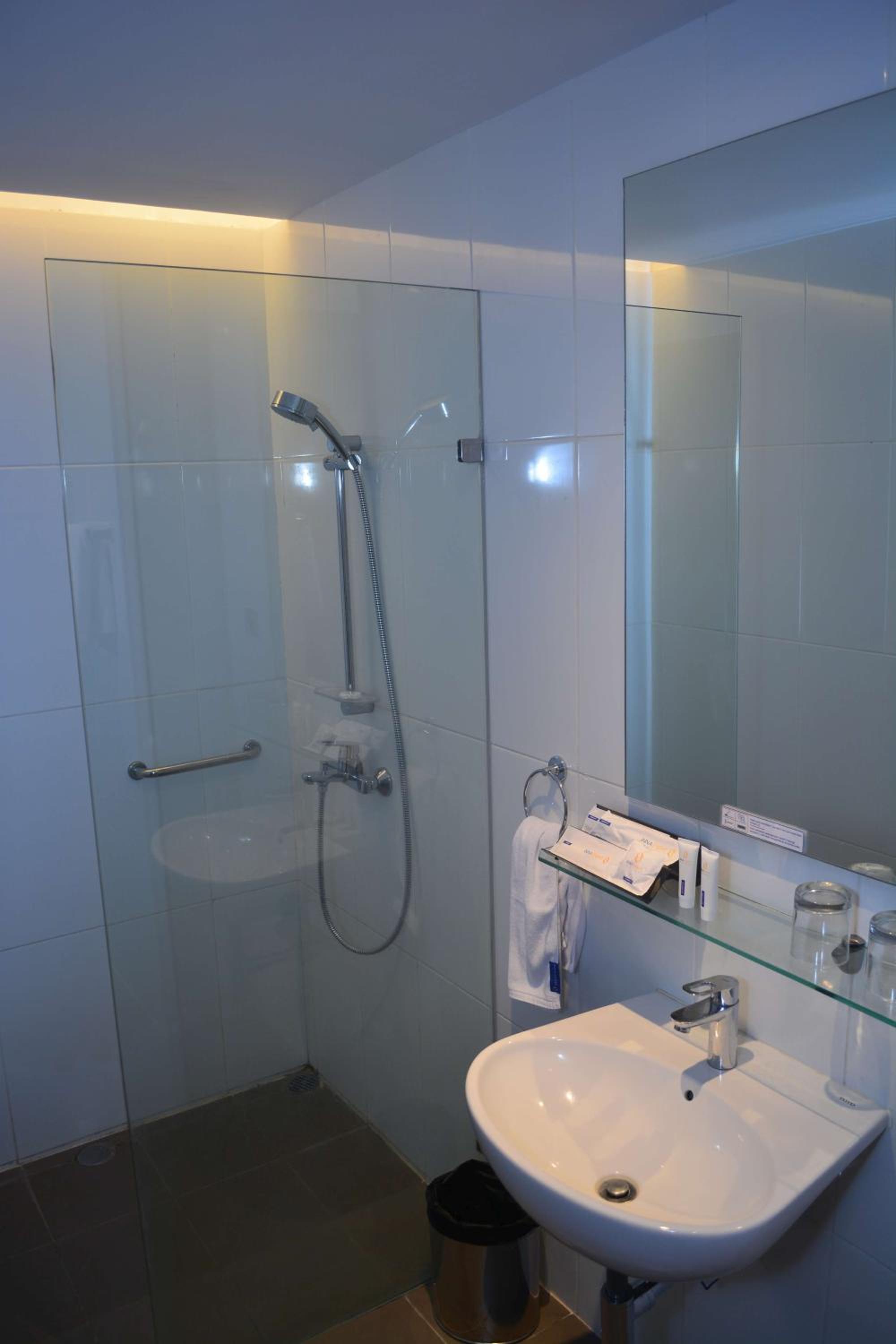 Deluxe Twin Room - Photo 8
