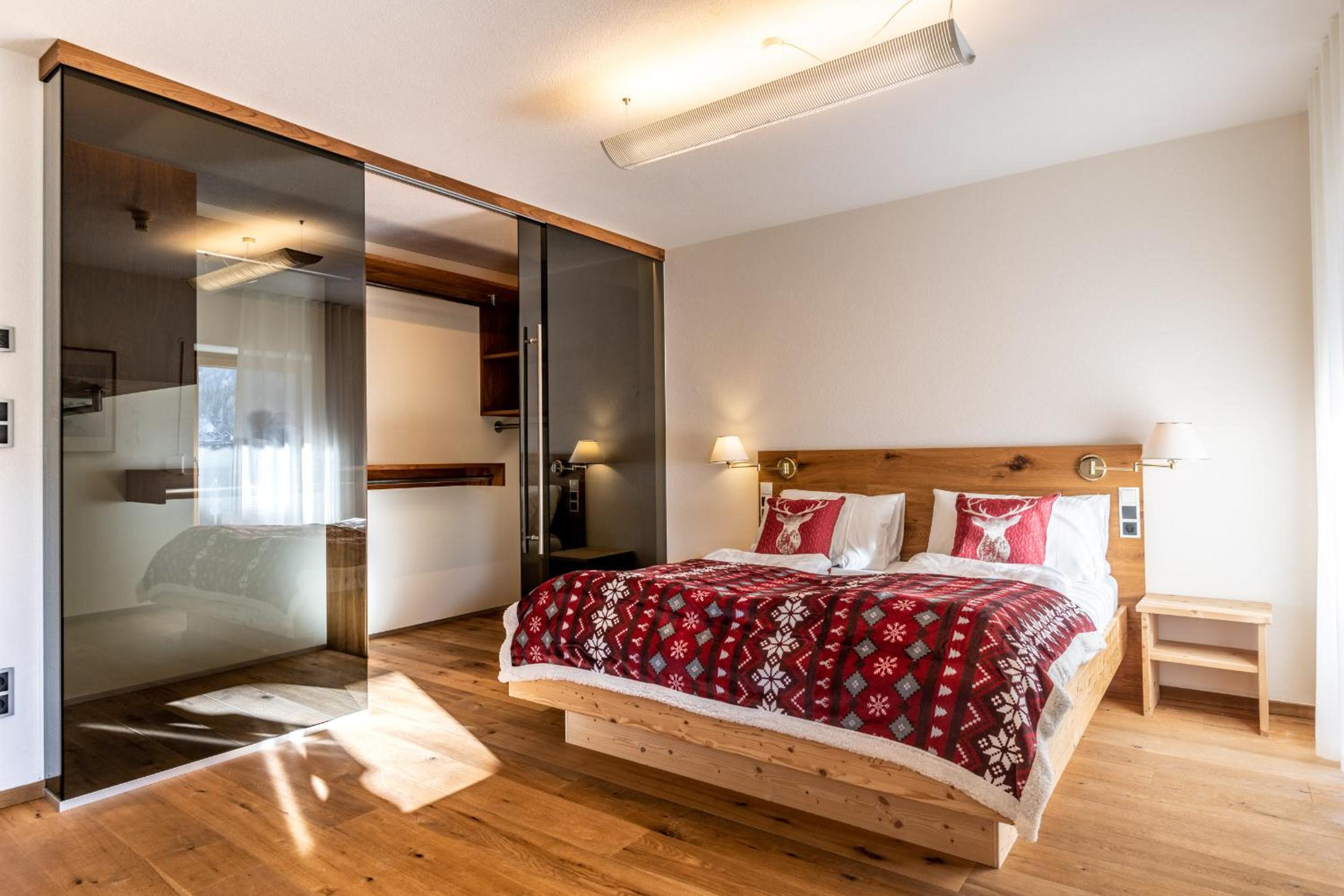 Deluxe King Suite with Spa Access - Photo 3
