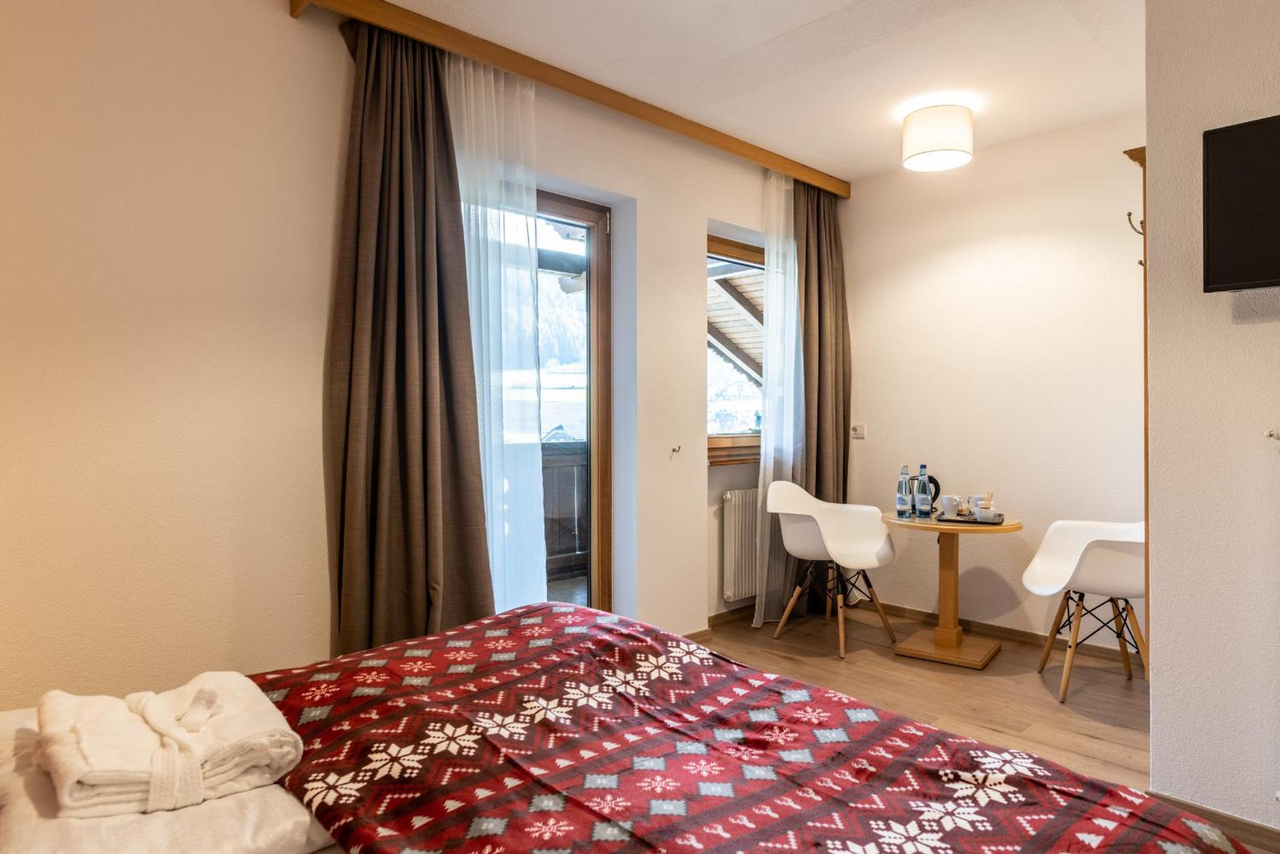 Junior Suite with Spa Access - Photo 2