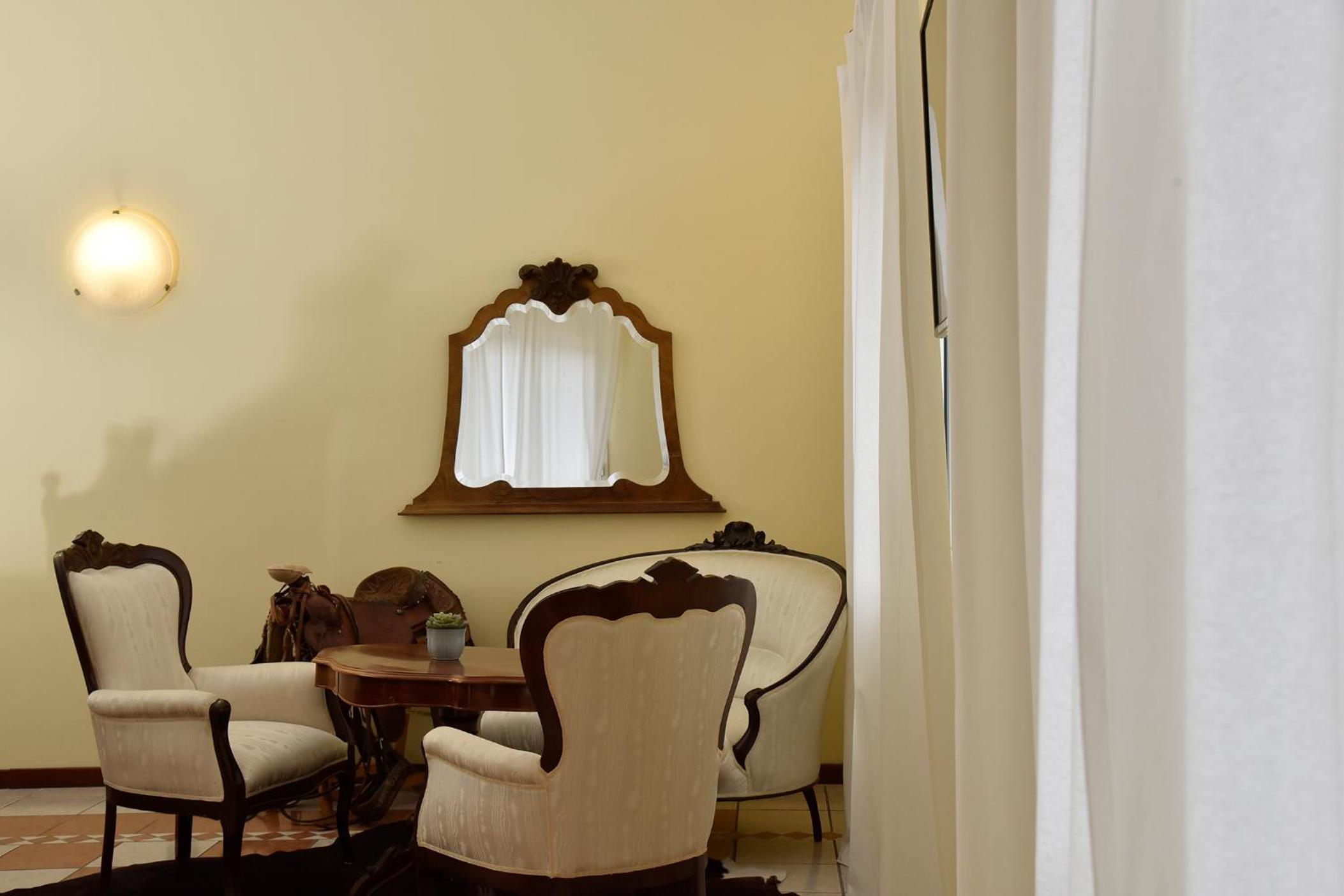 Deluxe Suite with Spa Bath - Photo 2