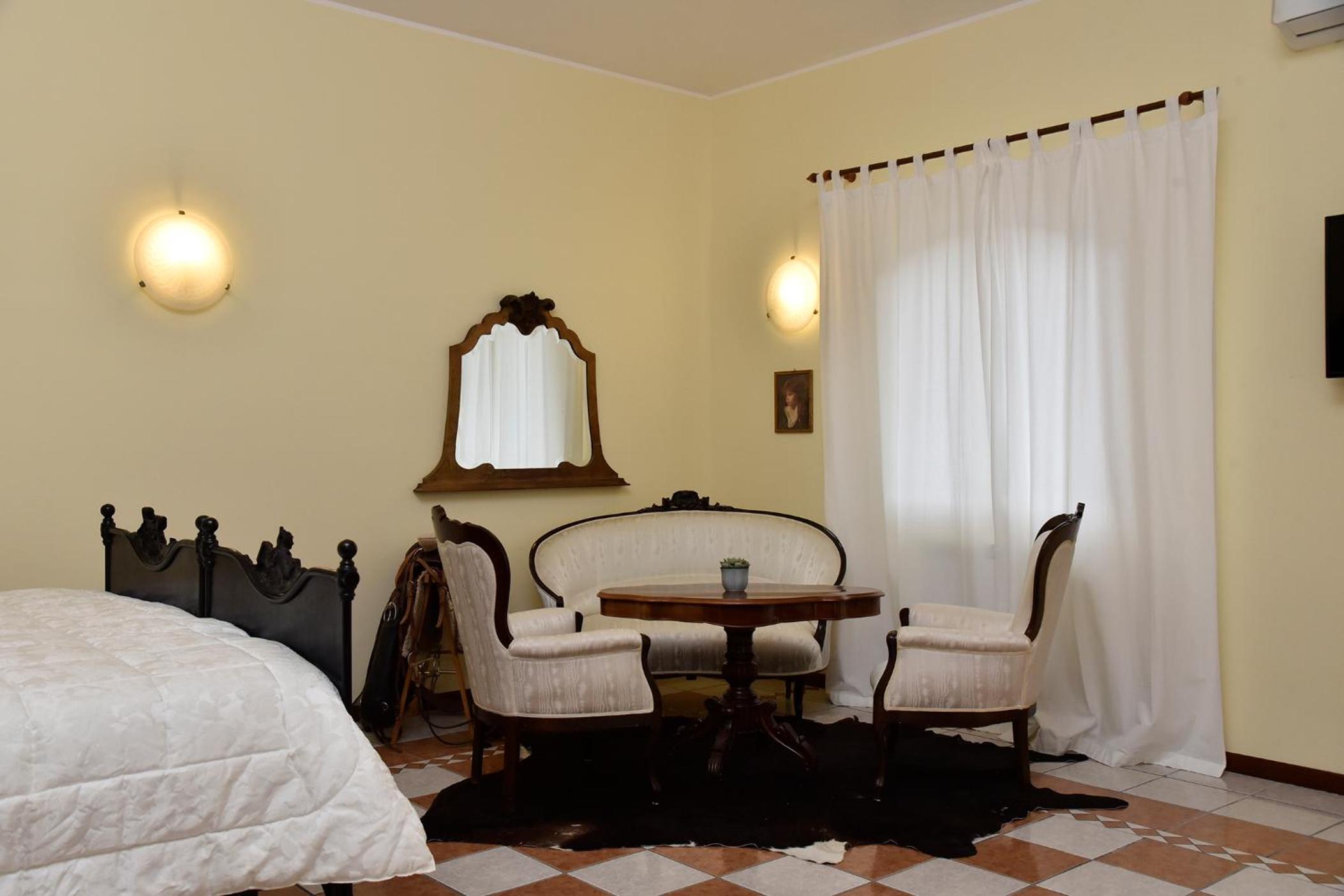 Deluxe Suite with Spa Bath - Photo 13