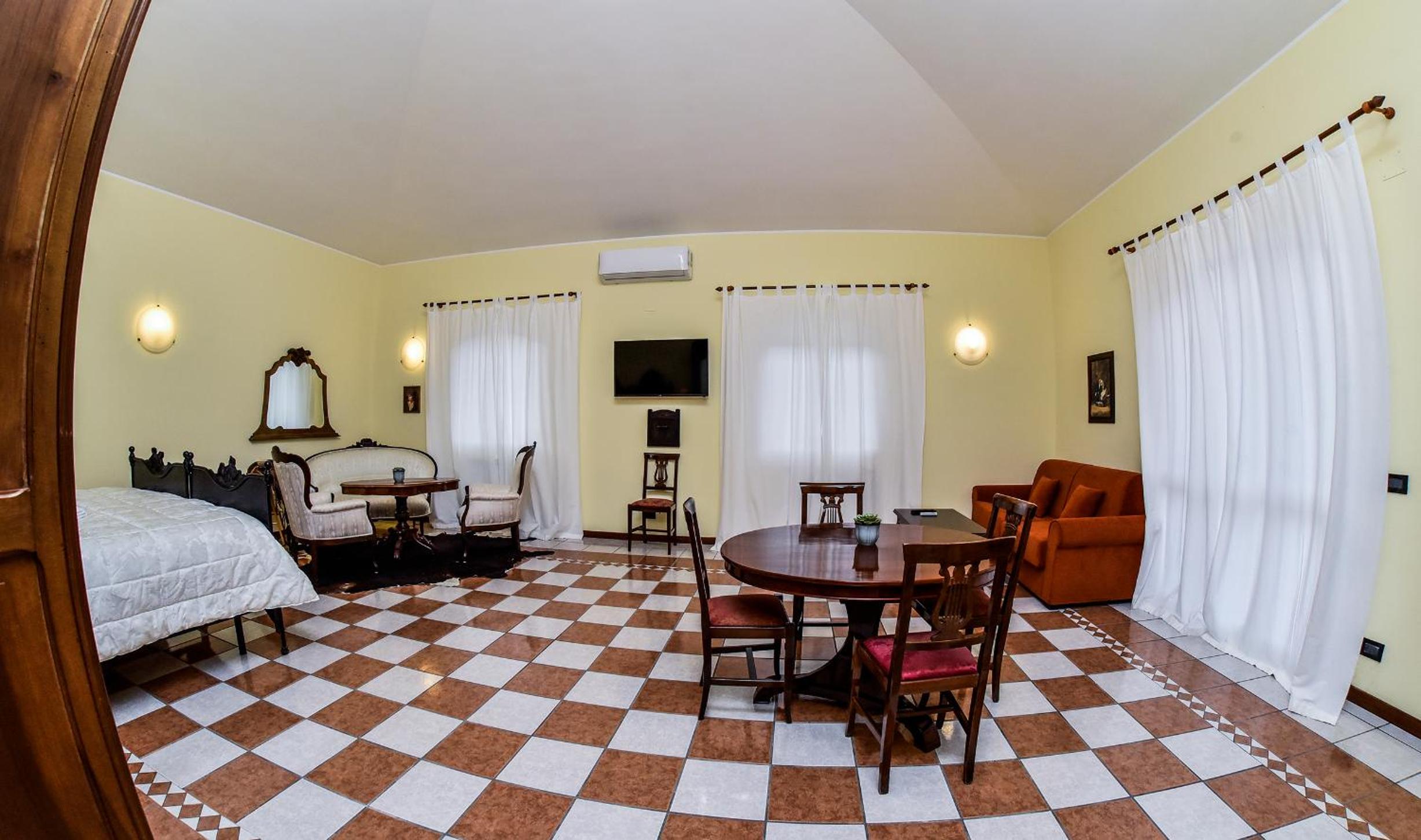 Deluxe Suite with Spa Bath - Photo 4
