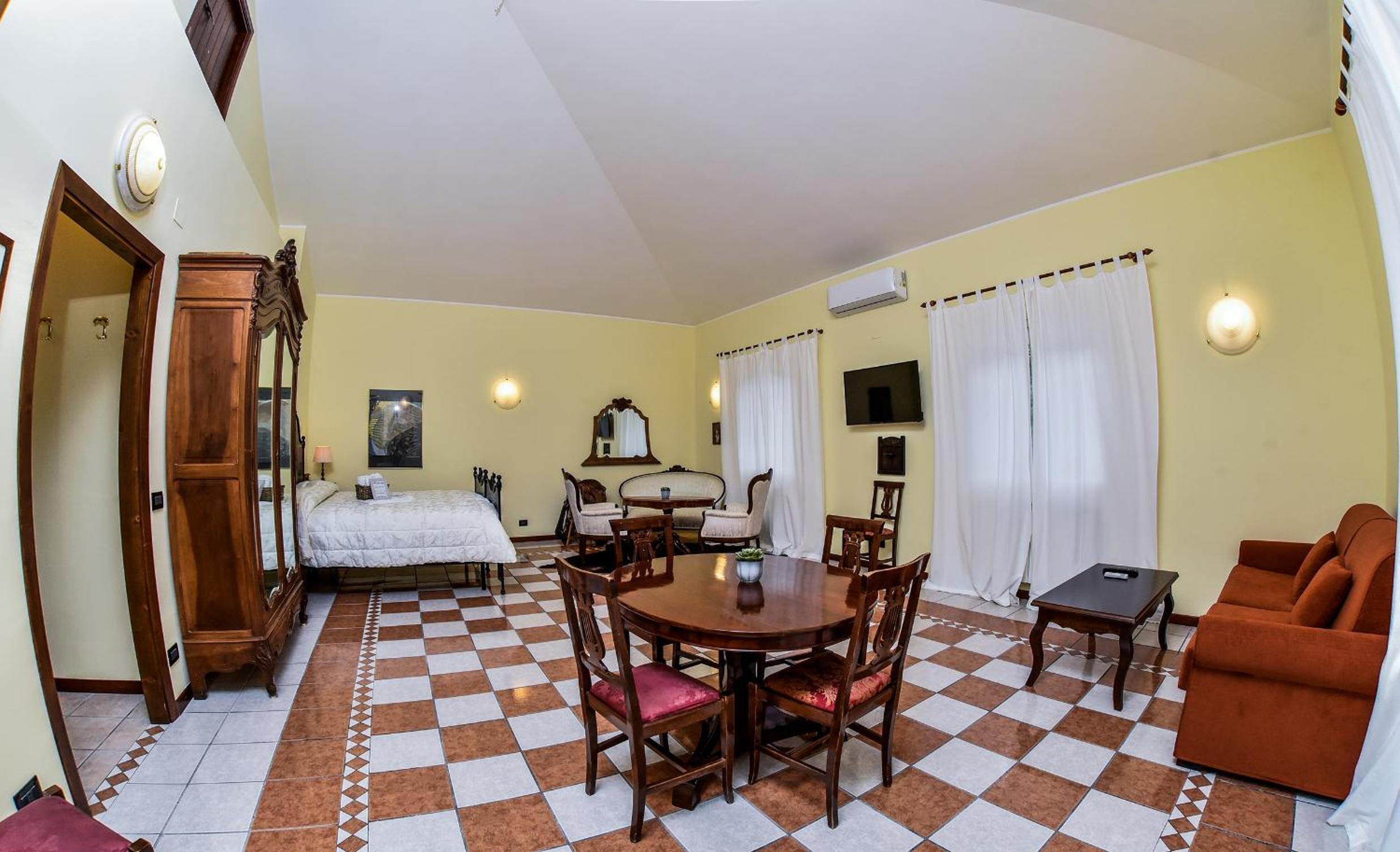 Deluxe Suite with Spa Bath - Photo 14